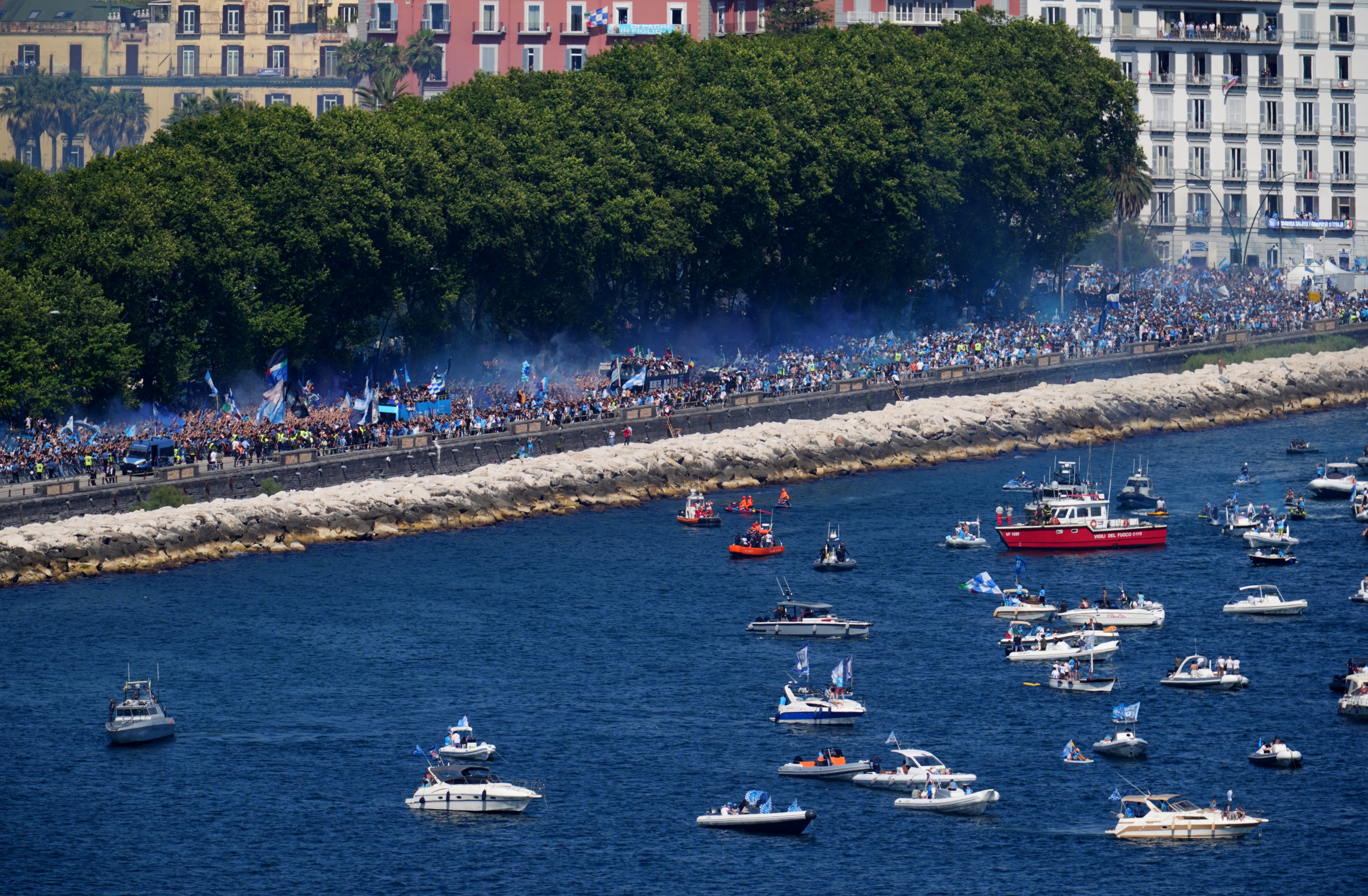 Ο γύρος του θριάμβου για τους ήρωες της Νάπολι – 200.000 οπαδοί στους δρόμους-1
