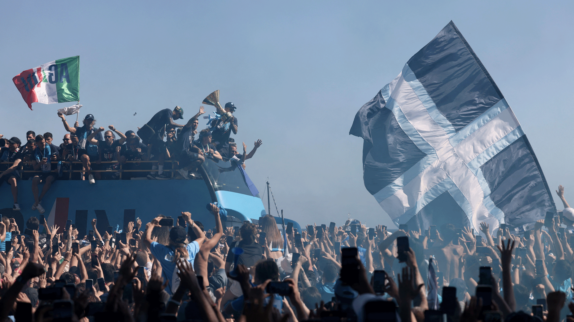 ο-γύρος-του-θριάμβου-για-τους-ήρωες-της-563632972