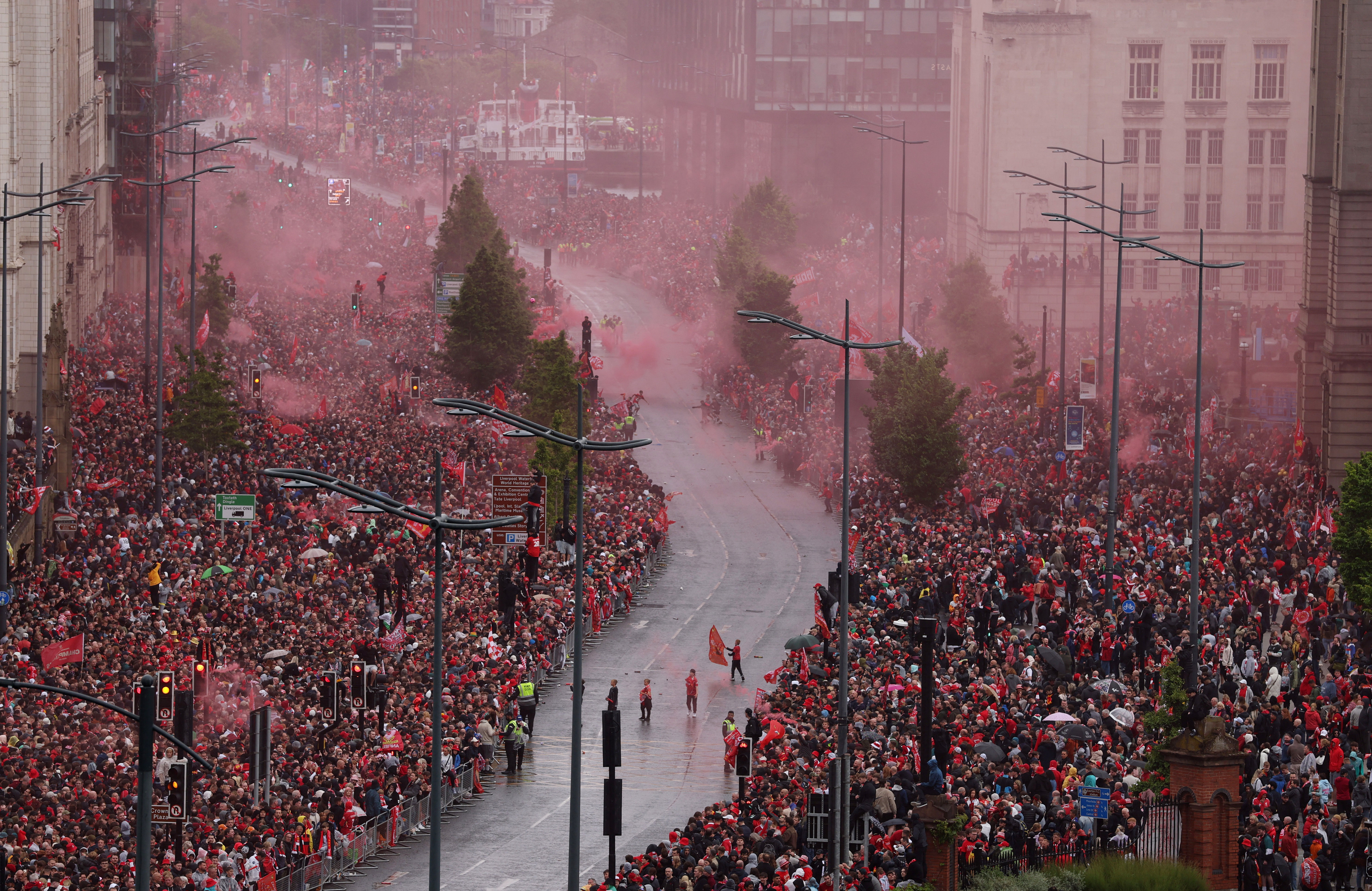 Το Λίβερπουλ βάφτηκε κόκκινο – Παρέλαση τίτλου για τους πρωταθλητές-1