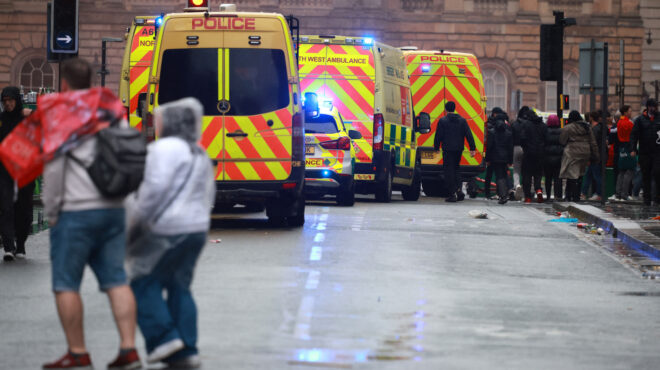 λίβερπουλ-αυτοκίνητο-έπεσε-σε-πλήθος-563632978