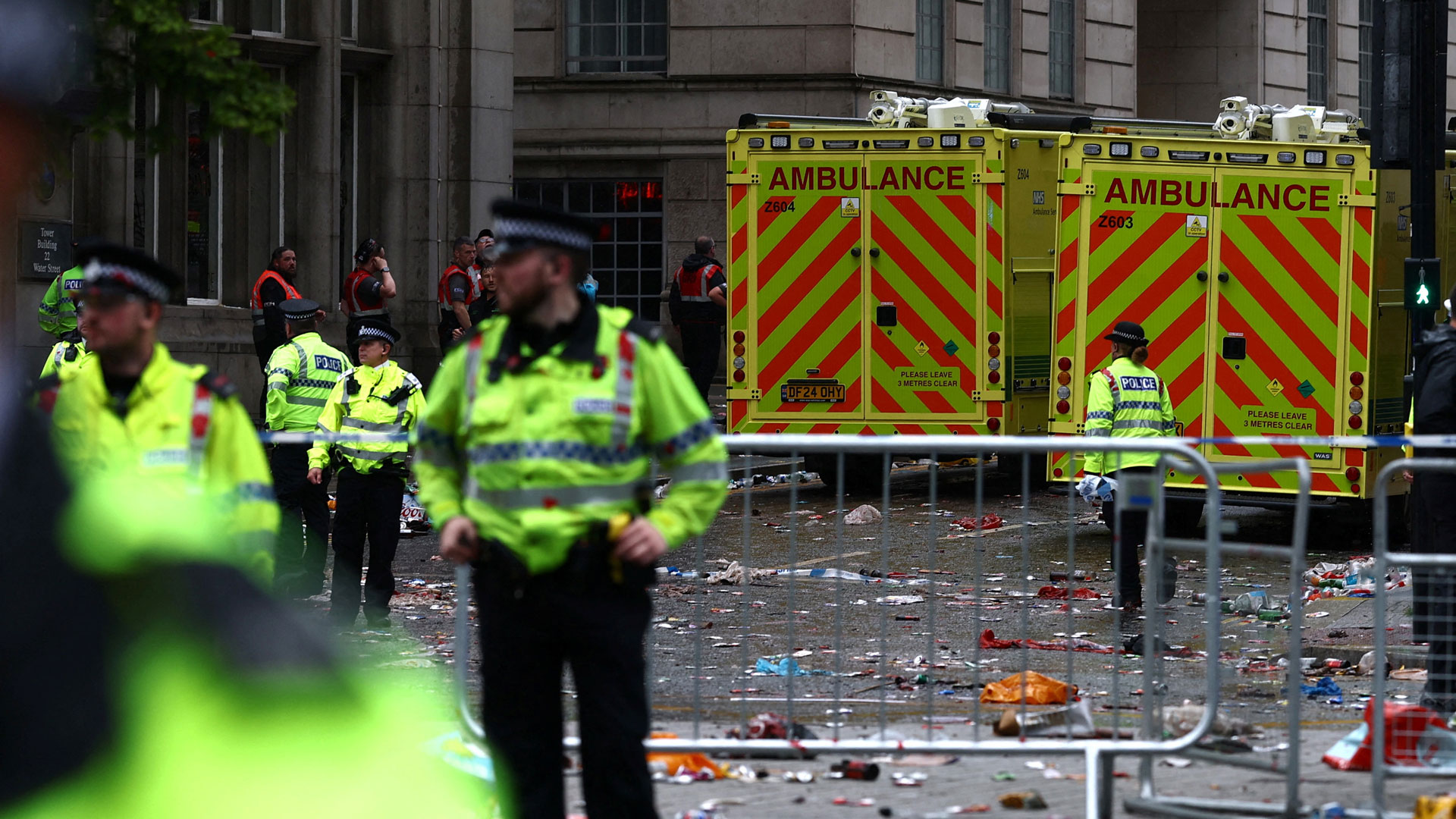 Σκηνές τρόμου στη φιέστα της Λίβερπουλ – Οχημα έπεσε σε πλήθος-1