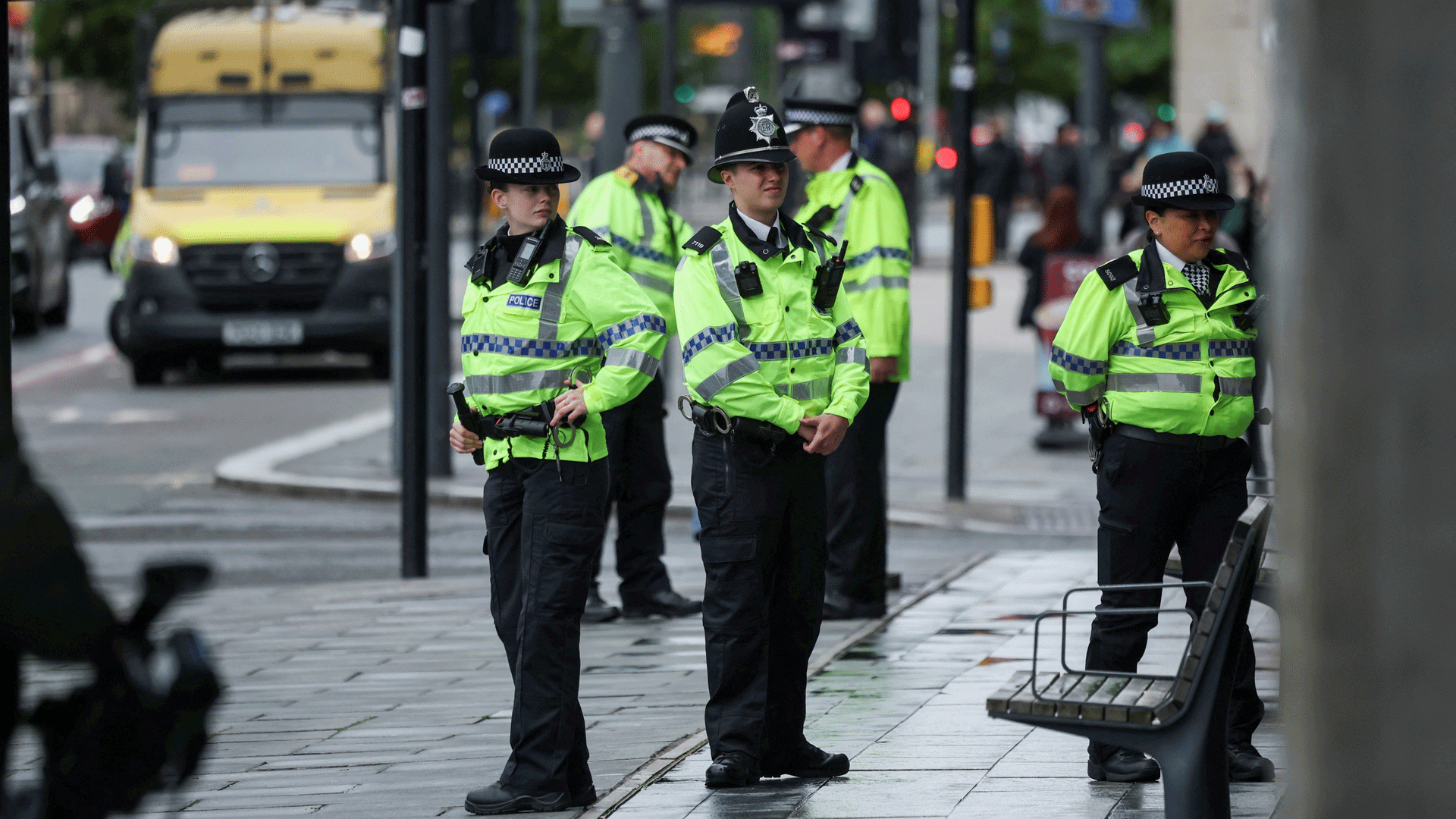 βρετανία-αυτοκίνητο-παρέσυρε-και-τρα-563643544