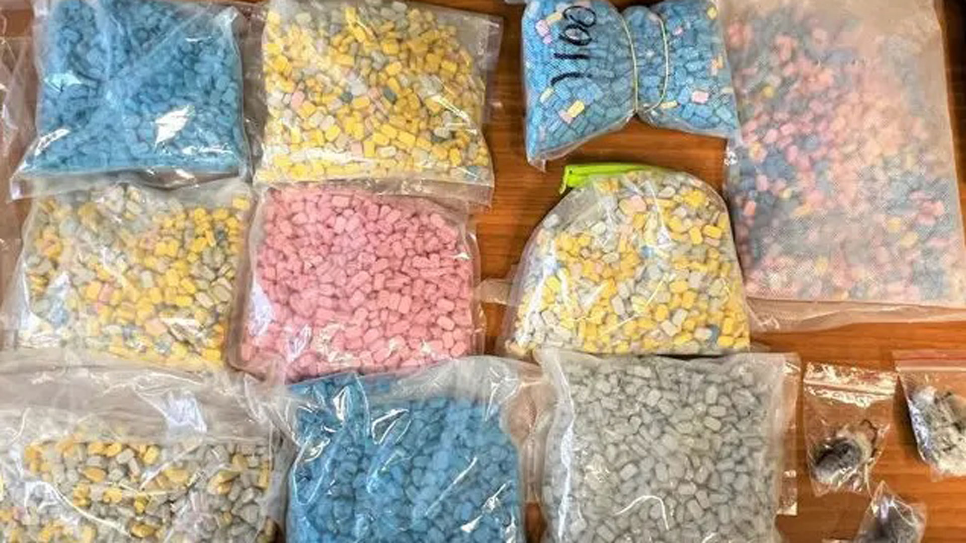 Αττική: Εντοπίστηκαν μισό κιλό κοκαΐνη, 10.100 χάπια και 8 κιλά κάνναβη – Δύο συλλήψεις-2