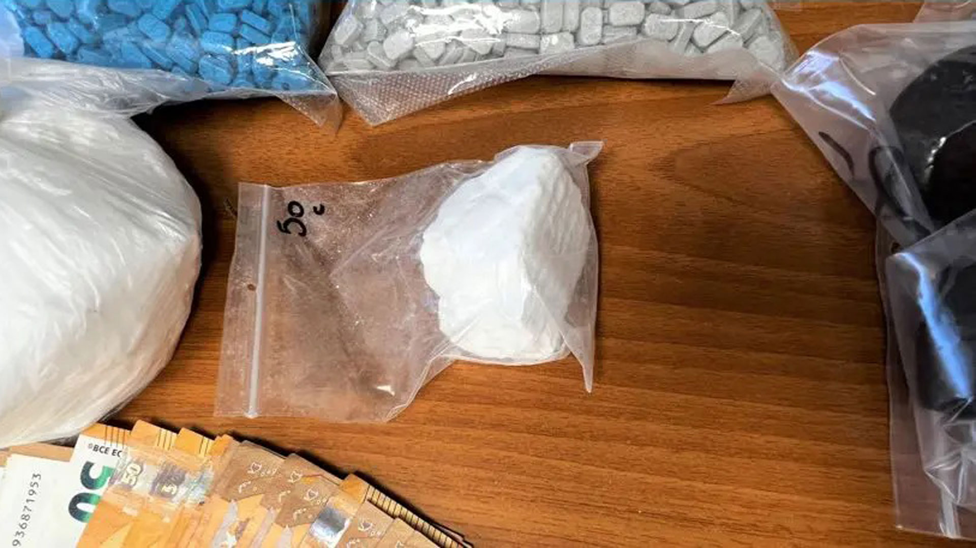 Αττική: Εντοπίστηκαν μισό κιλό κοκαΐνη, 10.100 χάπια και 8 κιλά κάνναβη – Δύο συλλήψεις-1