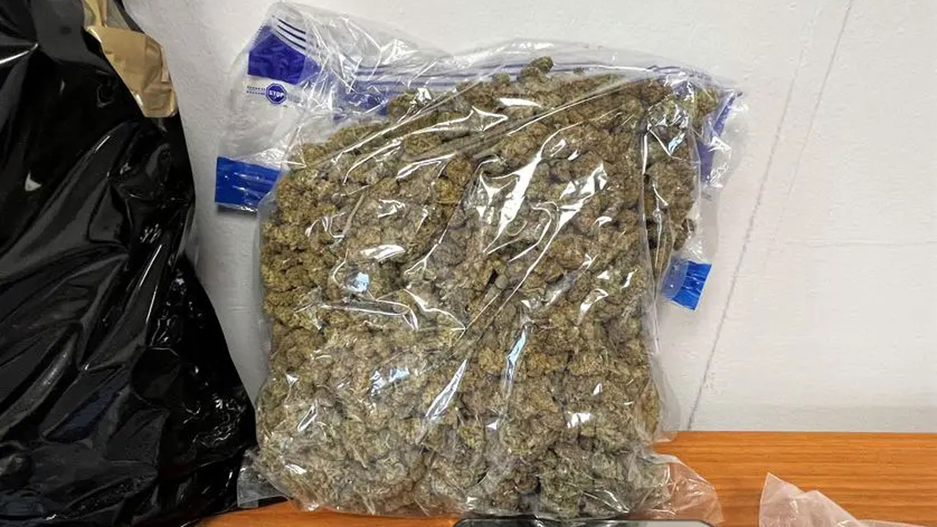 Αττική: Εντοπίστηκαν μισό κιλό κοκαΐνη, 10.100 χάπια και 8 κιλά κάνναβη – Δύο συλλήψεις-3