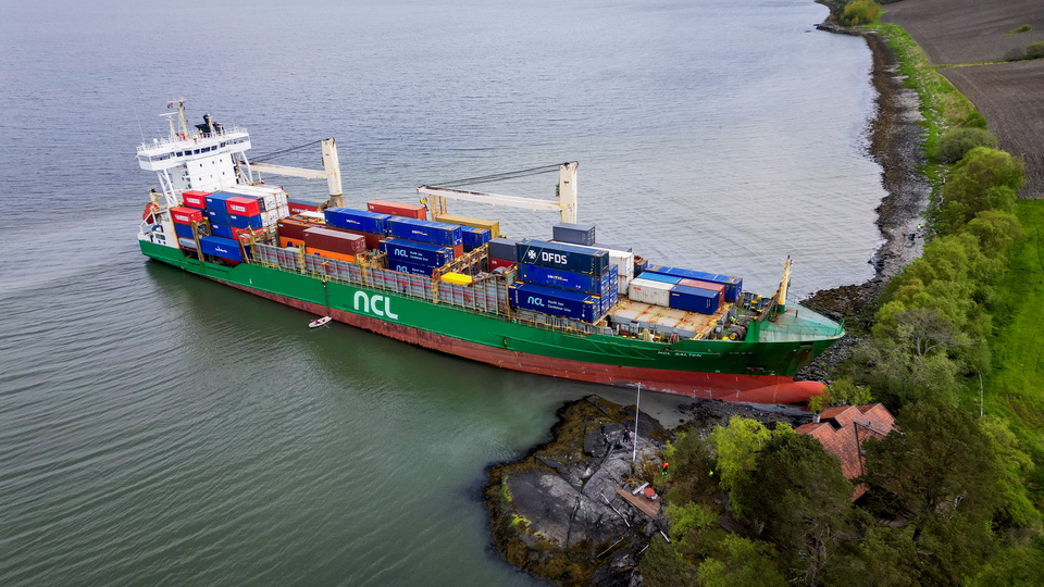 Ξύπνησε και βρήκε ένα πλοίο 135 μέτρων στον κήπο του – «Εξωπραγματικό»-3