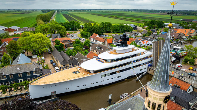 mega-yacht-στα-κανάλια-563637049