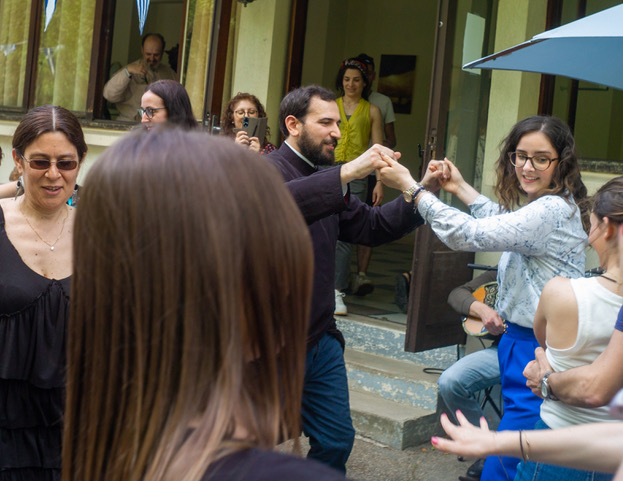 Γράμμα από το Παρίσι: γιορτάζοντας την Πρωτομαγιά στην ελληνική κοινότητα-3