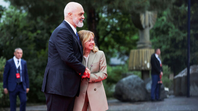 επιστροφές-δεχόμαστε-αλλά-δεν-κάνουμ-563618146