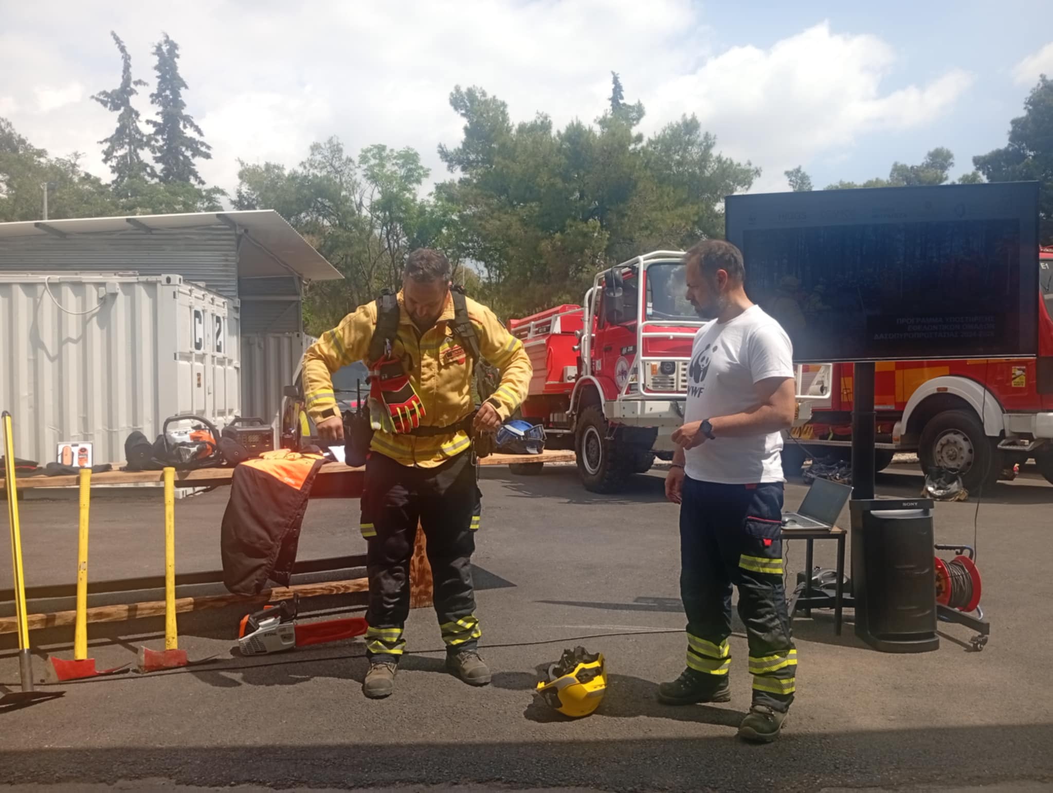 Εθελοντές πυροσβέστες σε θέση μάχης-1
