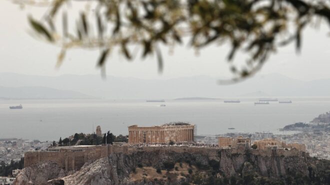 καιρός-ζέστη-και-αφρικανική-σκόνη-πο-563630953