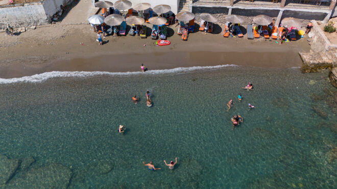 ανάβυσσος-μετέτρεψαν-καντίνα-σε-beach-bar-π-563607580