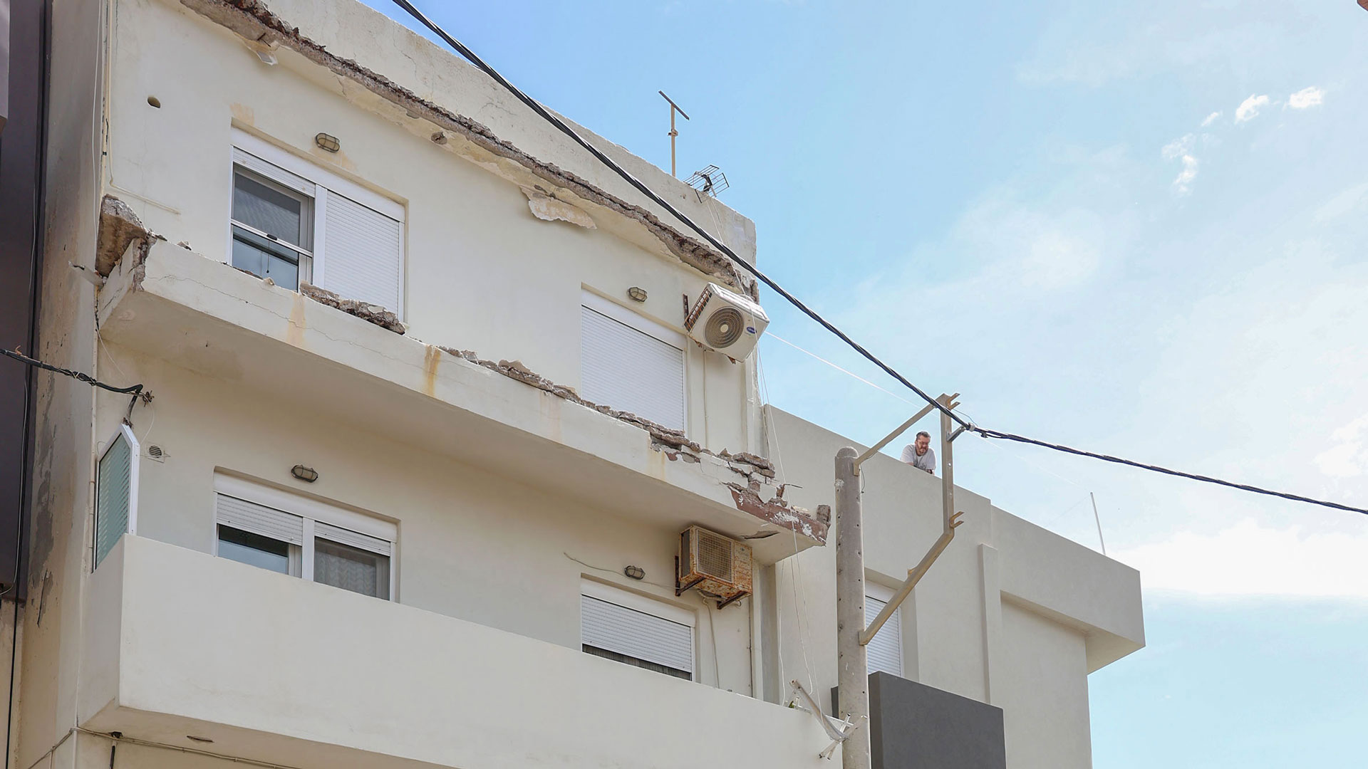 Ηράκλειο: Τμήμα μπαλκονιού έπεσε σε πάγκο λαϊκής-1