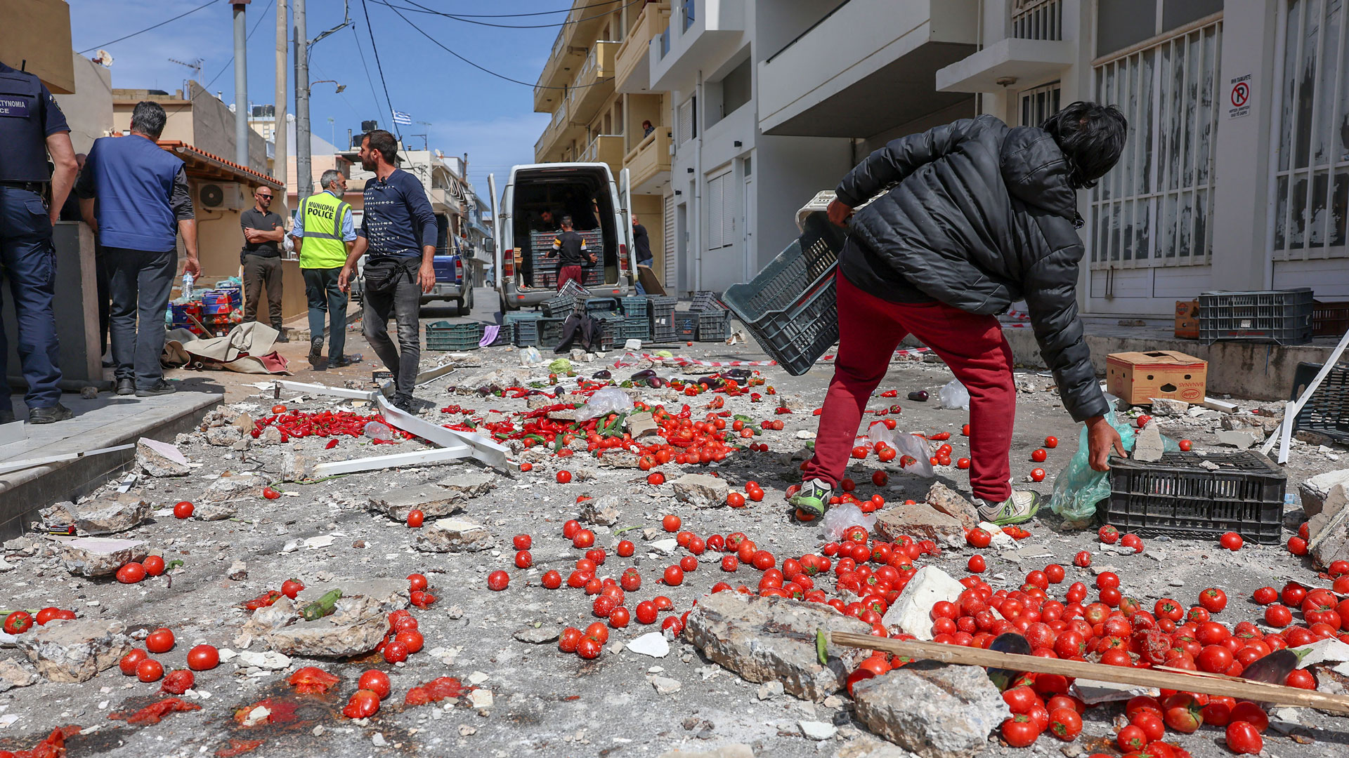 Ηράκλειο: Τμήμα μπαλκονιού έπεσε σε πάγκο λαϊκής-2