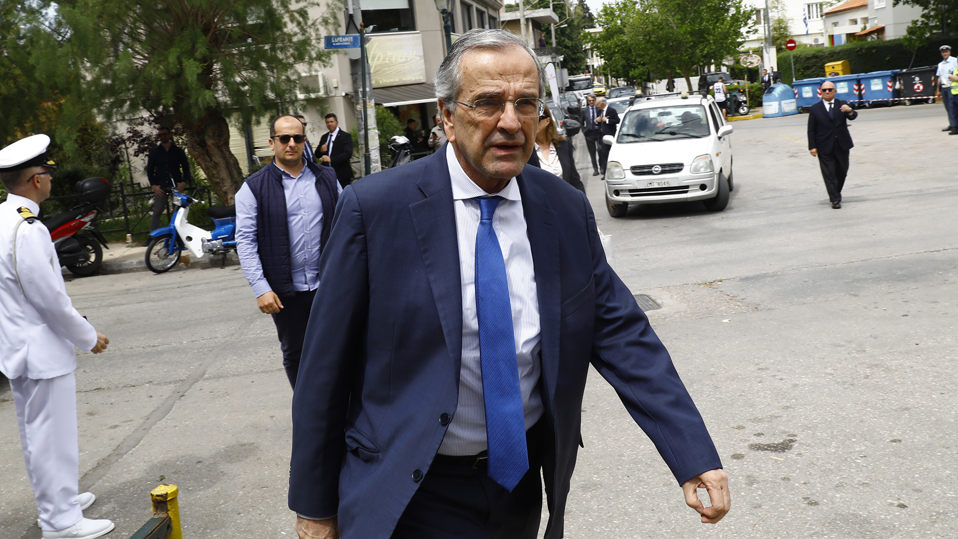 Το «τελευταίο αντίο» στον Πέτρο Μολυβιάτη – Τυλιγμένη με την ελληνική σημαία η σορός του-4