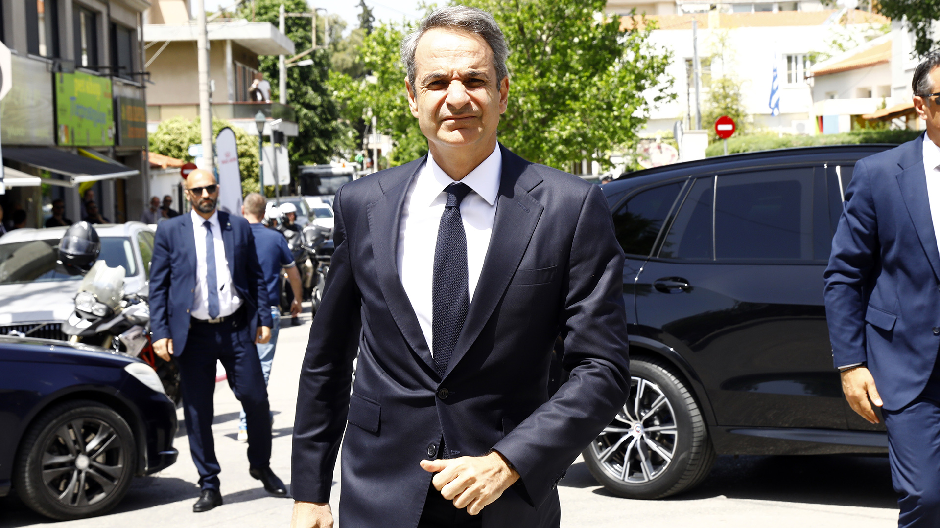 Το «τελευταίο αντίο» στον Πέτρο Μολυβιάτη – Τυλιγμένη με την ελληνική σημαία η σορός του-2