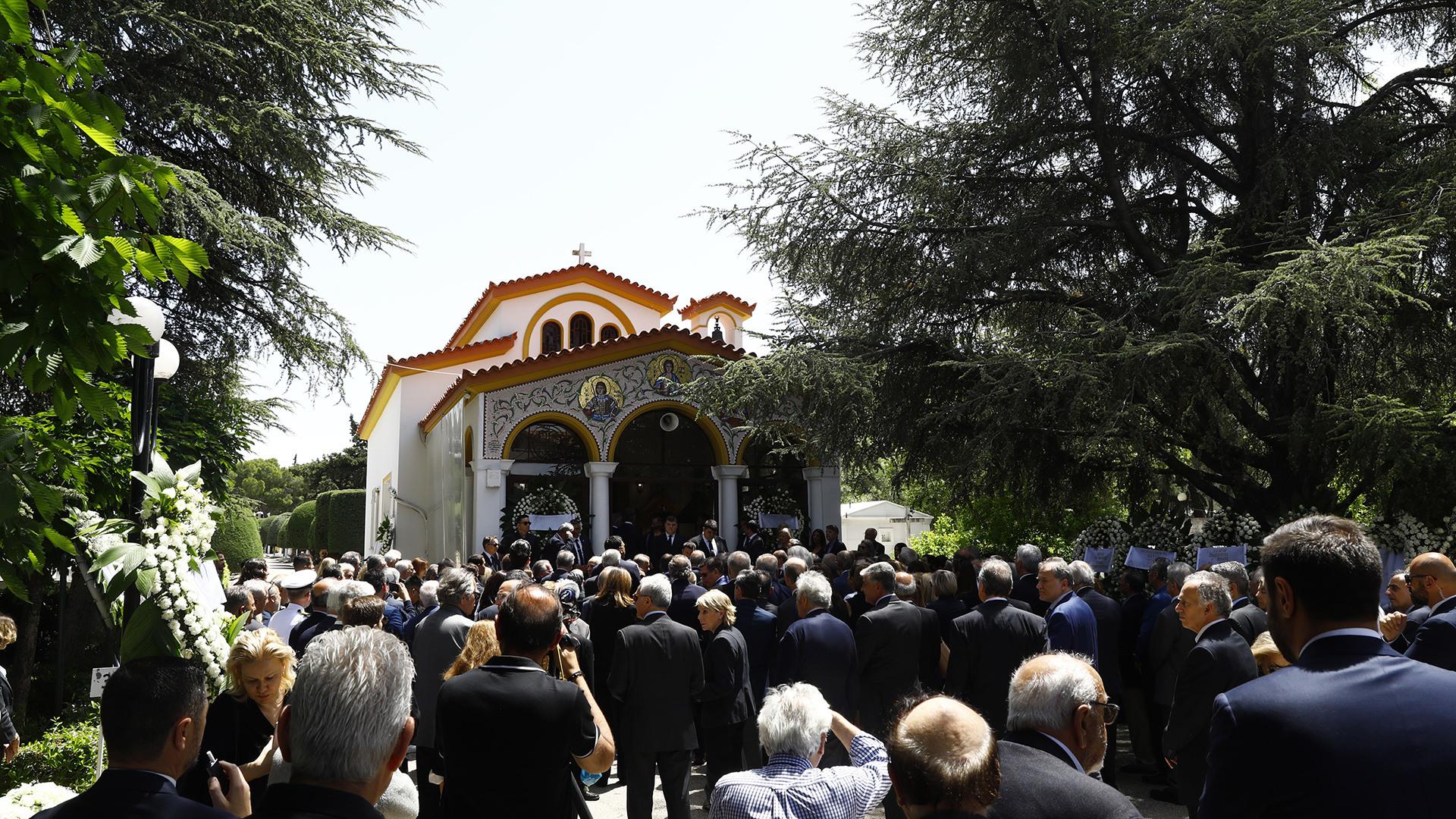 Το «τελευταίο αντίο» στον Πέτρο Μολυβιάτη – Τυλιγμένη με την ελληνική σημαία η σορός του-5