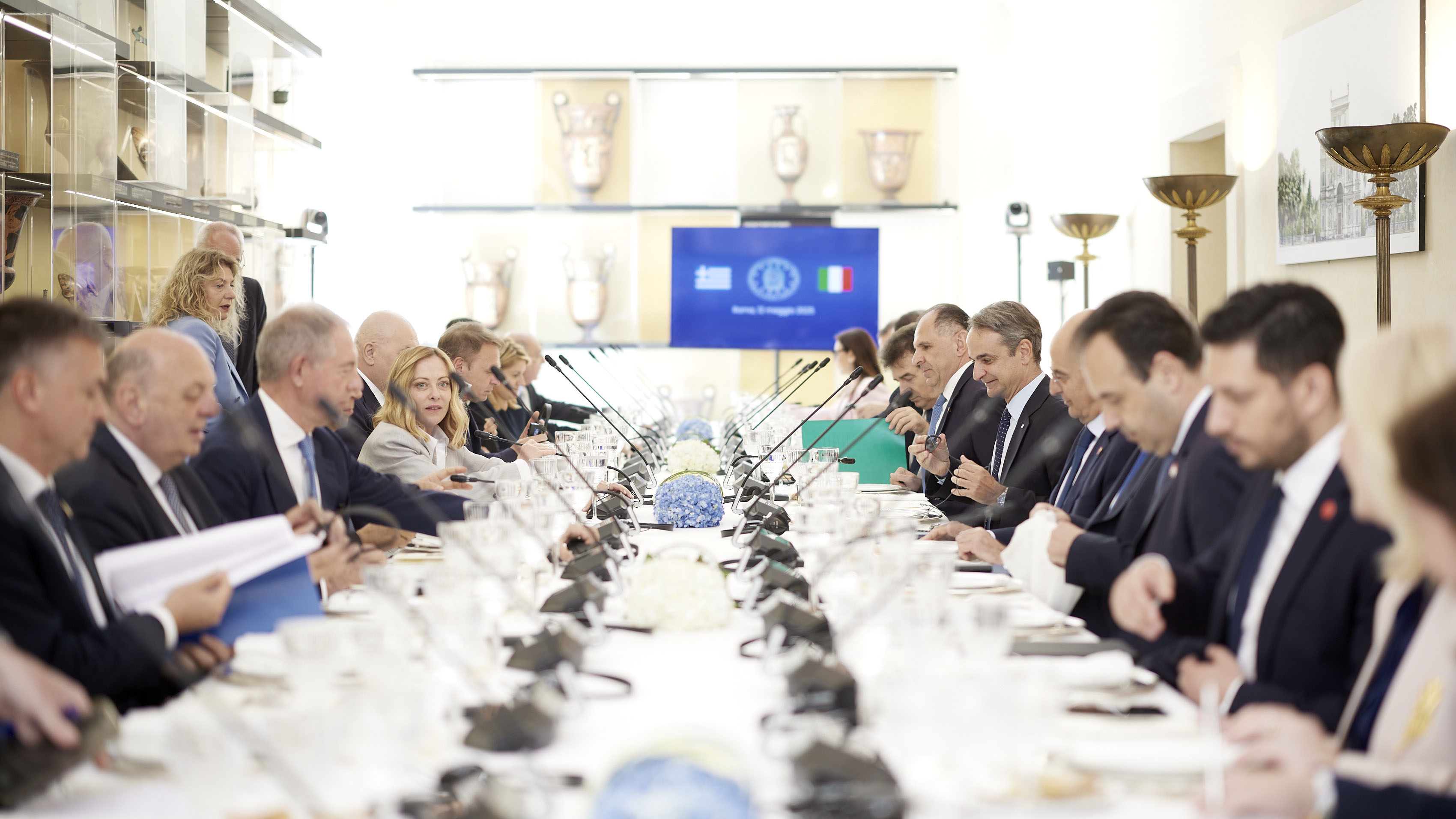 Συνάντηση Μητσοτάκη-Μελόνι: Συμφωνία για επενδύσεις 360 εκατ. ευρώ σε καινούργια τρένα και αμαξοστάσια-1