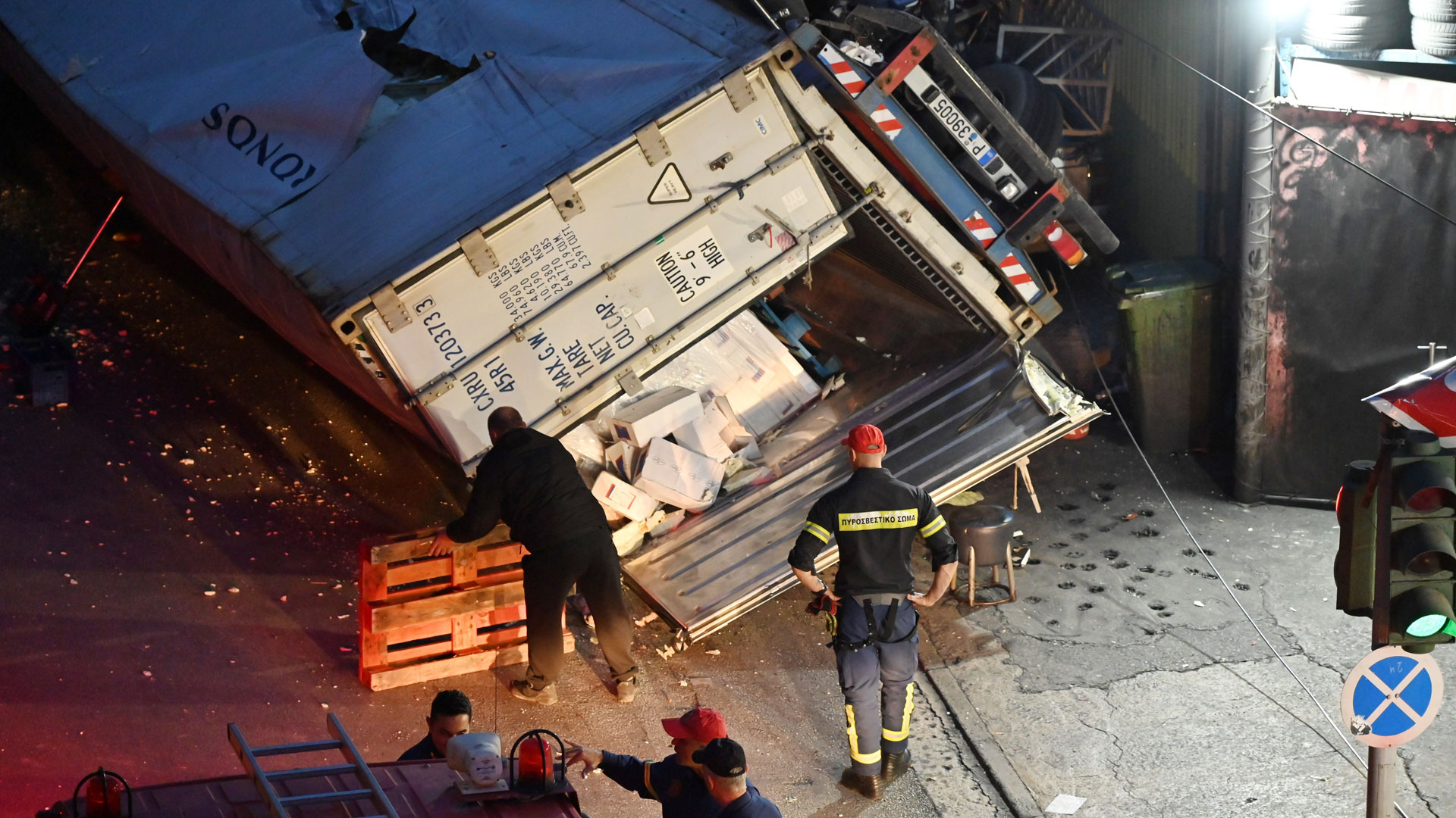 Νίκαια: Φορτηγό έπεσε από τη γέφυρα της Πέτρου Ράλλη στη Θηβών-1