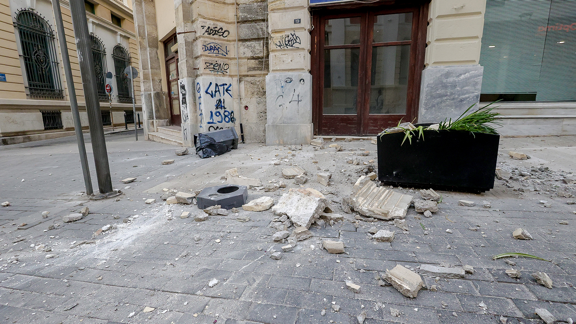 Σεισμός βόρεια της Κρήτης: Μικρές ζημιές από τα 6,1 Ρίχτερ – Καθησυχάζουν οι σεισμολόγοι (φωτογραφίες – βίντεο)-3