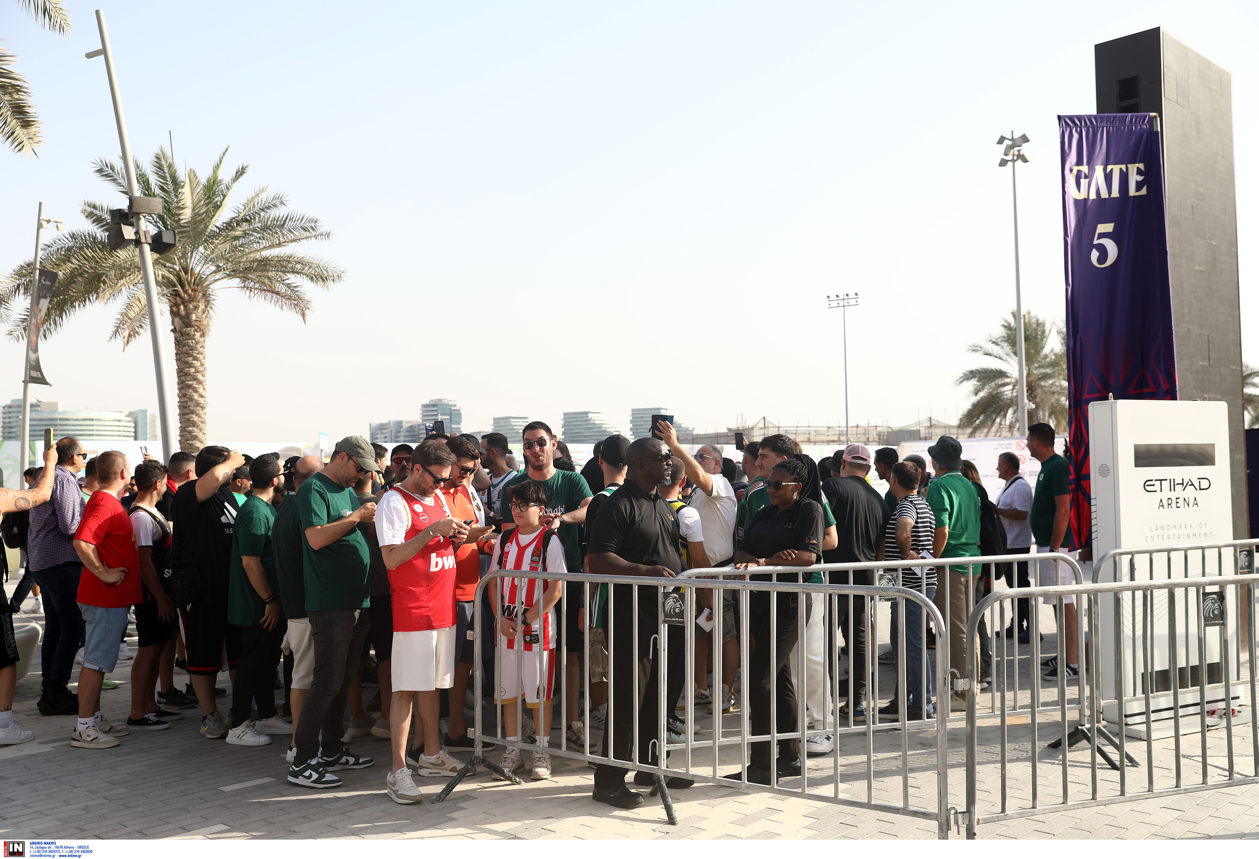 Final Four 2025: Φίλαθλοι του Ολυμπιακού και του Παναθηναϊκού μαζί έξω από την Etihad Arena-3