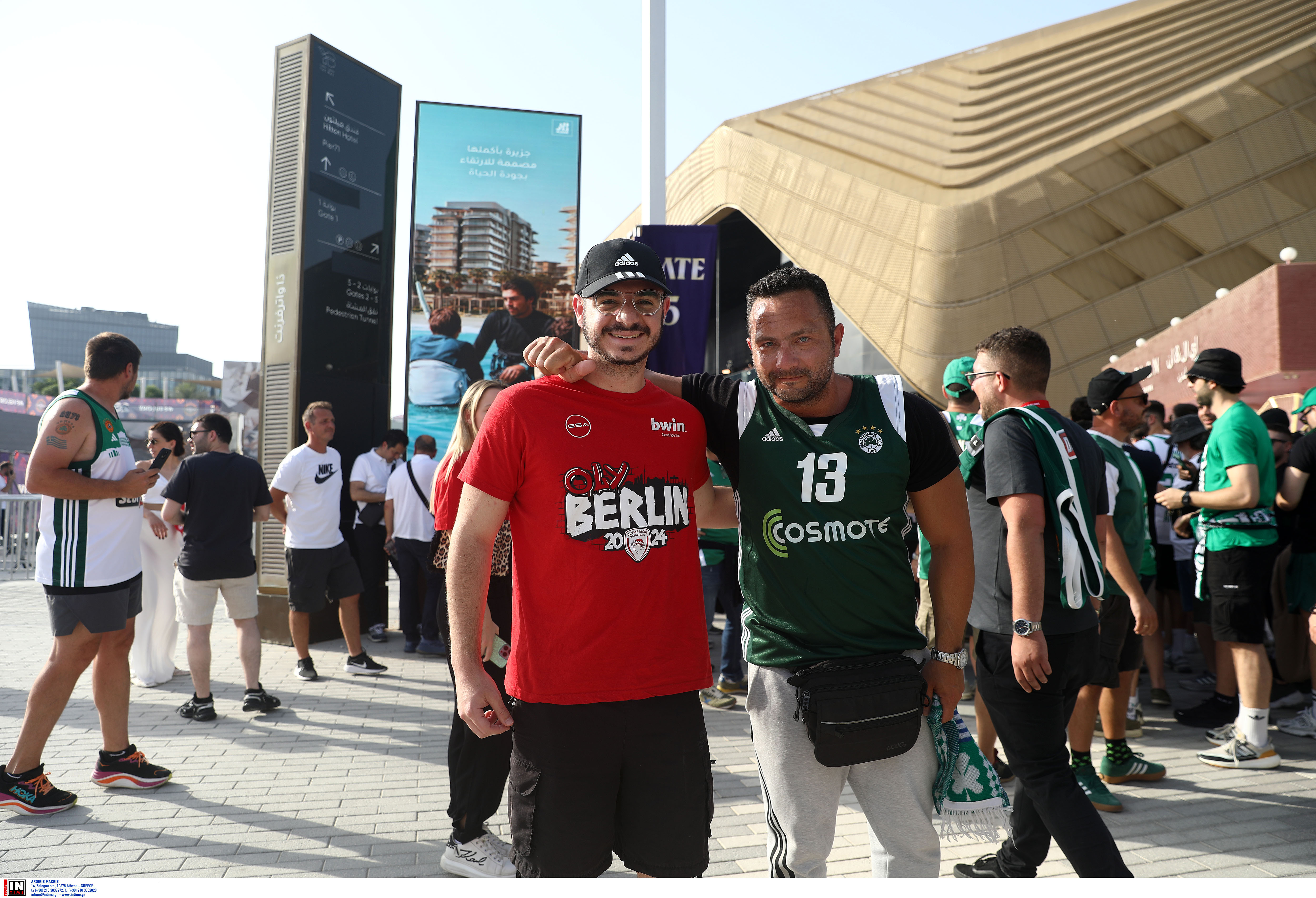 Final Four 2025: Φίλαθλοι του Ολυμπιακού και του Παναθηναϊκού μαζί έξω από την Etihad Arena-6