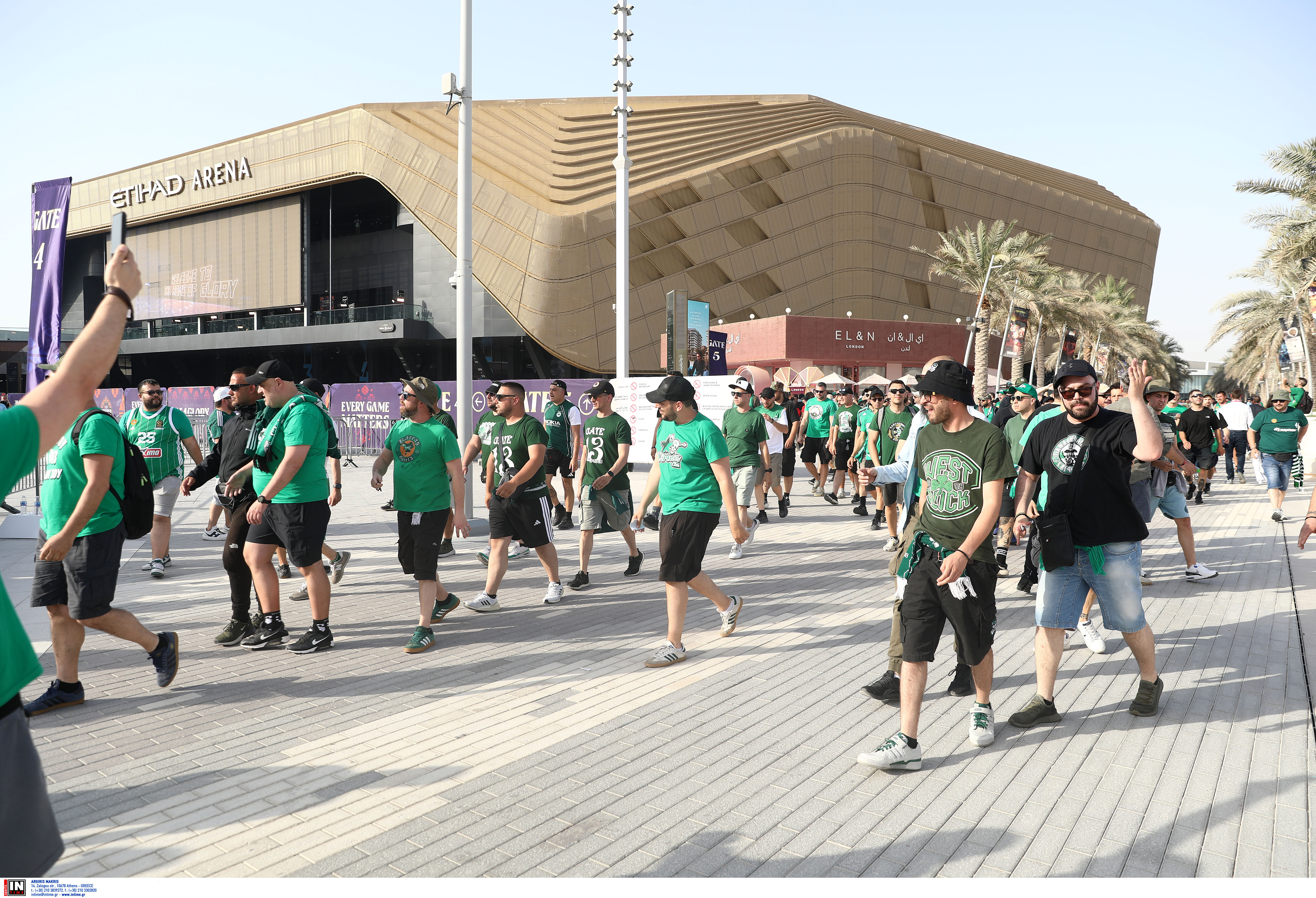 Final Four 2025: Φίλαθλοι του Ολυμπιακού και του Παναθηναϊκού μαζί έξω από την Etihad Arena-4