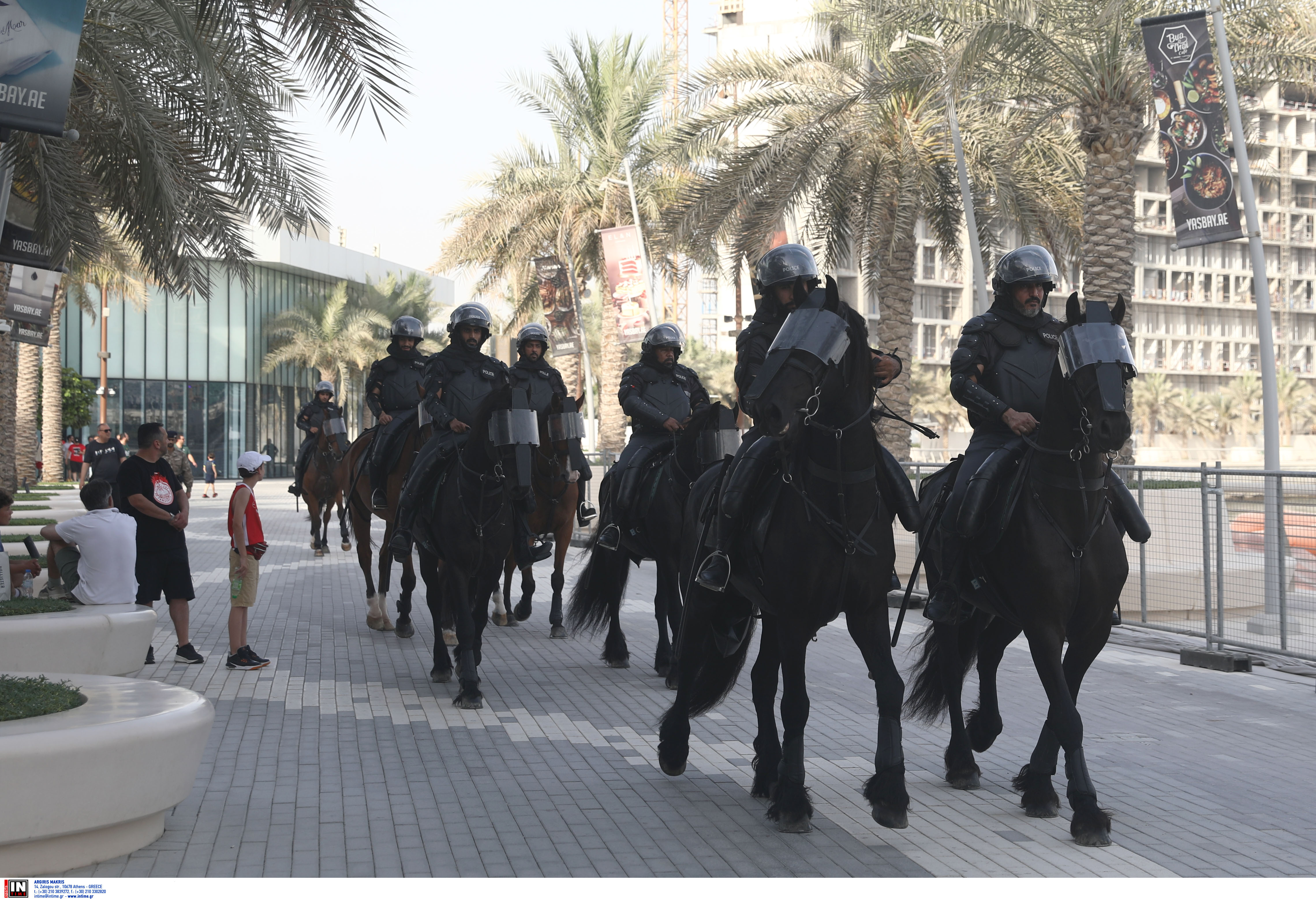 Final Four 2025: Φίλαθλοι του Ολυμπιακού και του Παναθηναϊκού μαζί έξω από την Etihad Arena-5