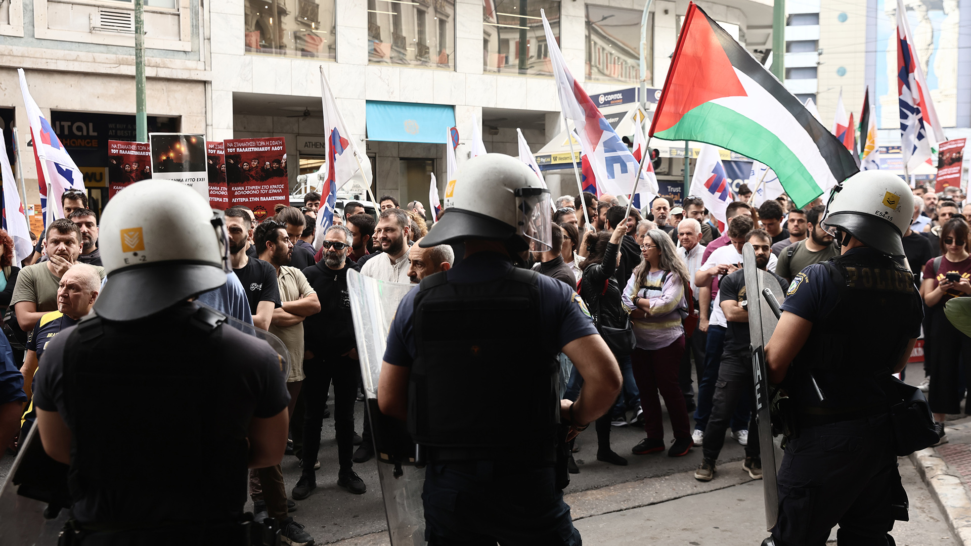 Ομόνοια: Πέταξαν μπογιές έξω από ξενοδοχείο που διοργανώνει συνέδριο για τη συνεργασία Ελλάδας – Ισραήλ [φωτογραφίες]-1