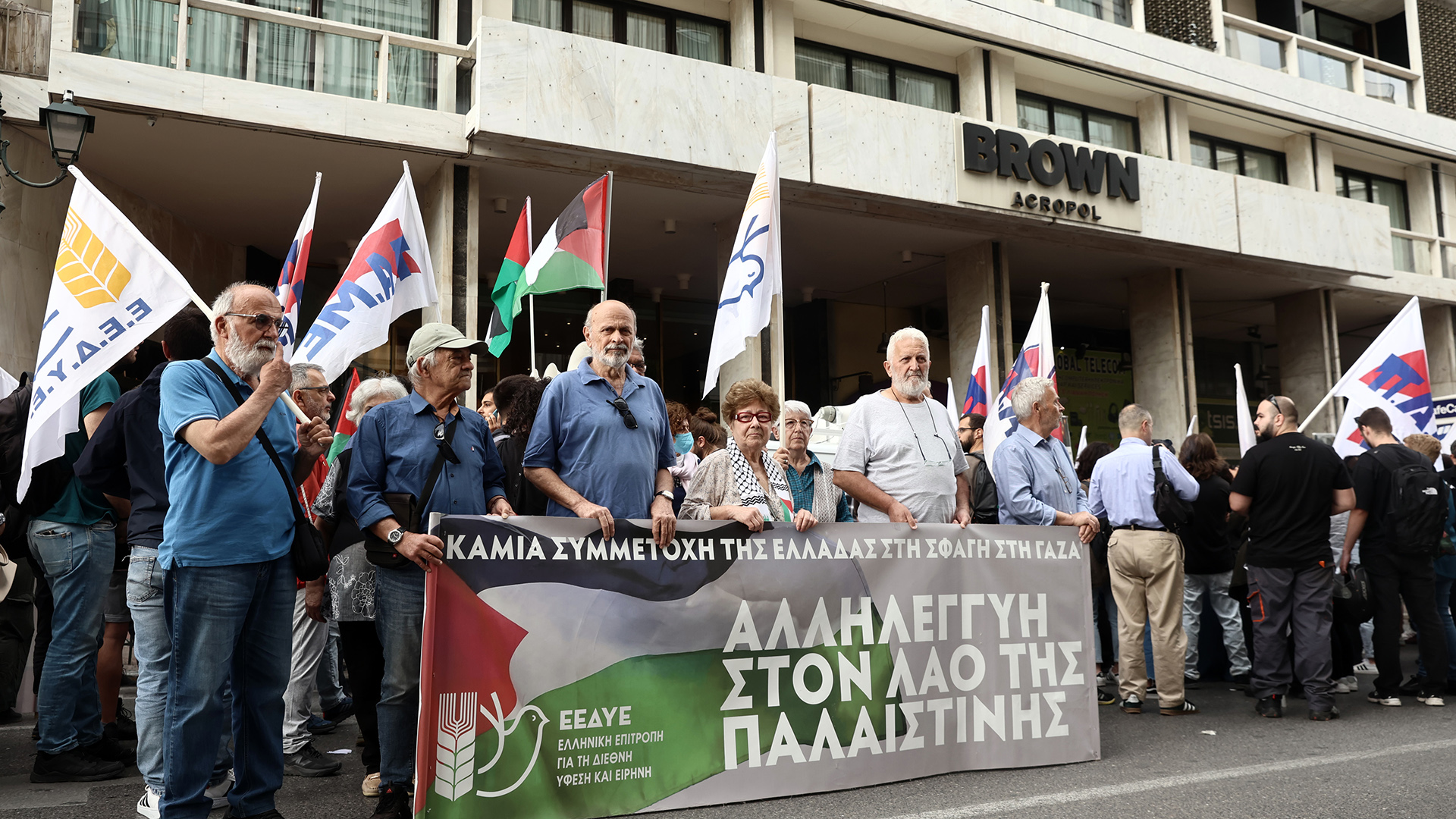 Ομόνοια: Πέταξαν μπογιές έξω από ξενοδοχείο που διοργανώνει συνέδριο για τη συνεργασία Ελλάδας – Ισραήλ [φωτογραφίες]-2