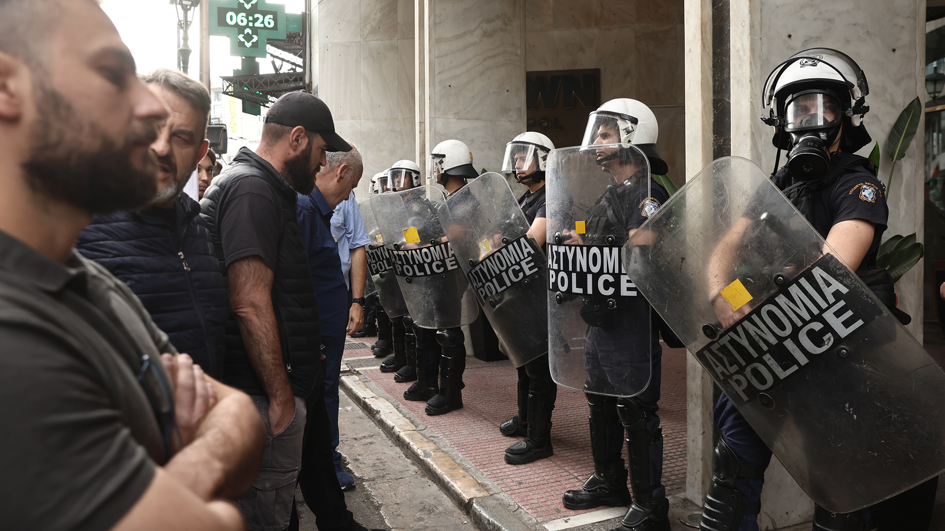 Ομόνοια: Πέταξαν μπογιές έξω από ξενοδοχείο που διοργανώνει συνέδριο για τη συνεργασία Ελλάδας – Ισραήλ [φωτογραφίες]-4
