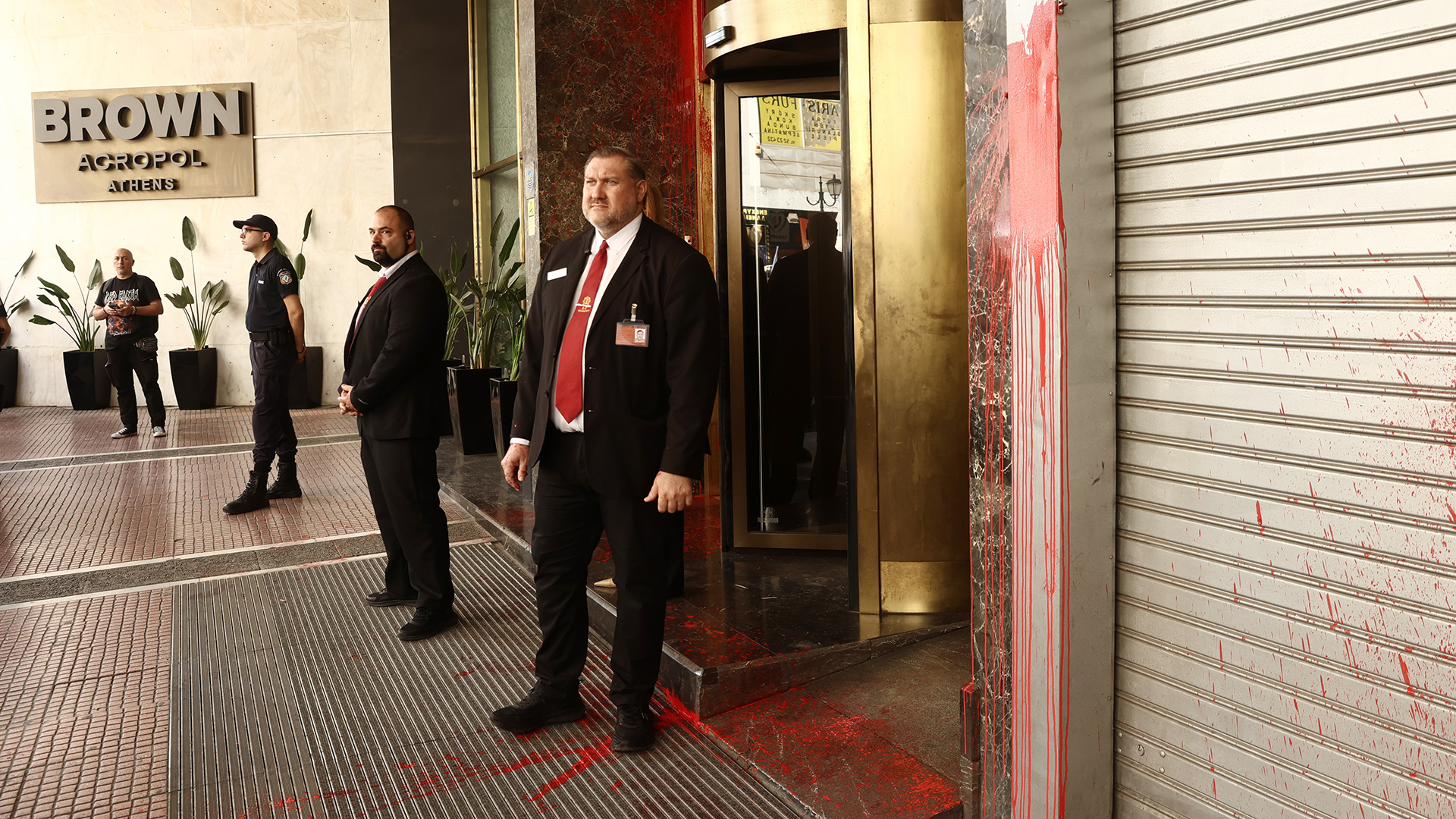 Ομόνοια: Πέταξαν μπογιές έξω από ξενοδοχείο που διοργανώνει συνέδριο για τη συνεργασία Ελλάδας – Ισραήλ [φωτογραφίες]-3