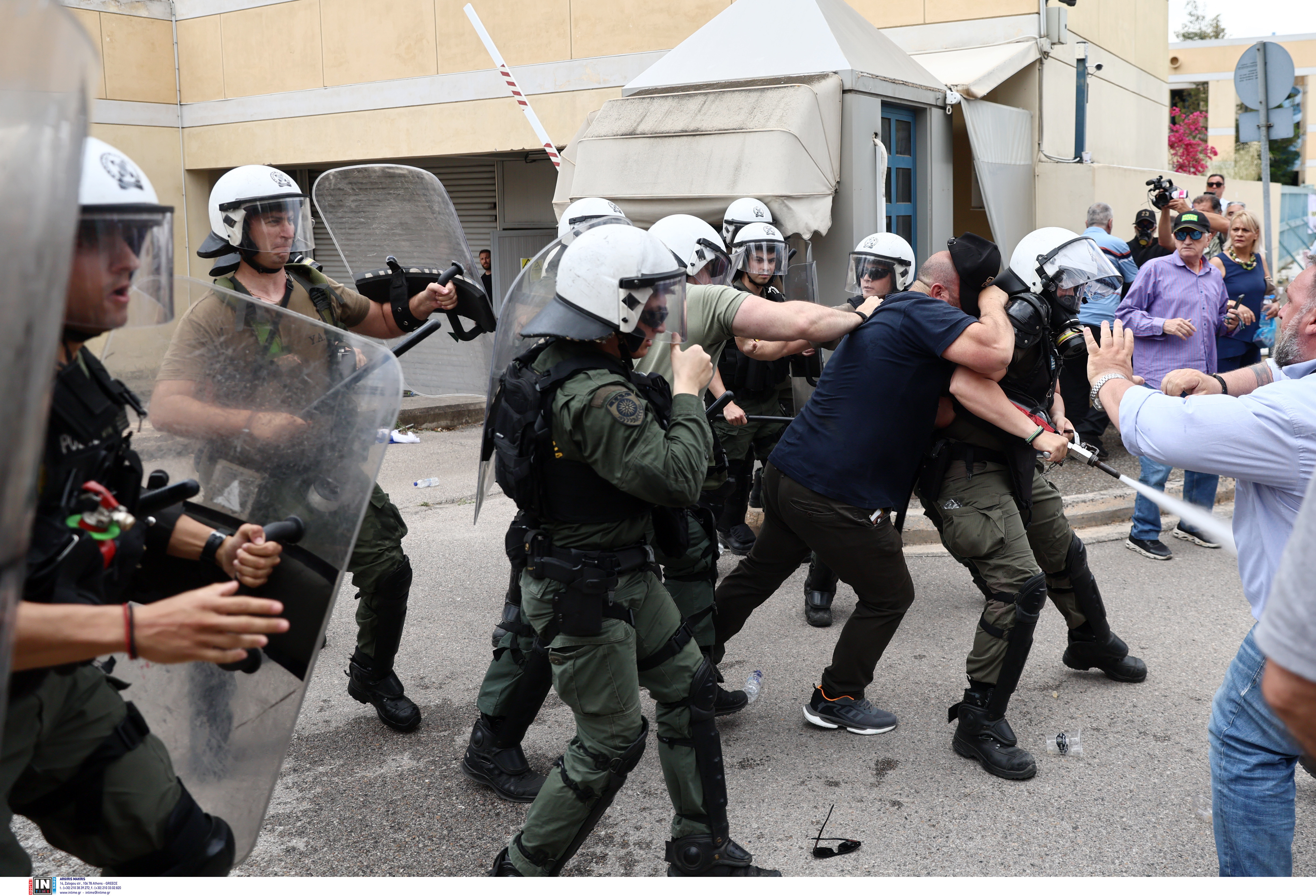 Απεργία ταξί: Ενταση έξω από το υπουργείο Μεταφορών-1