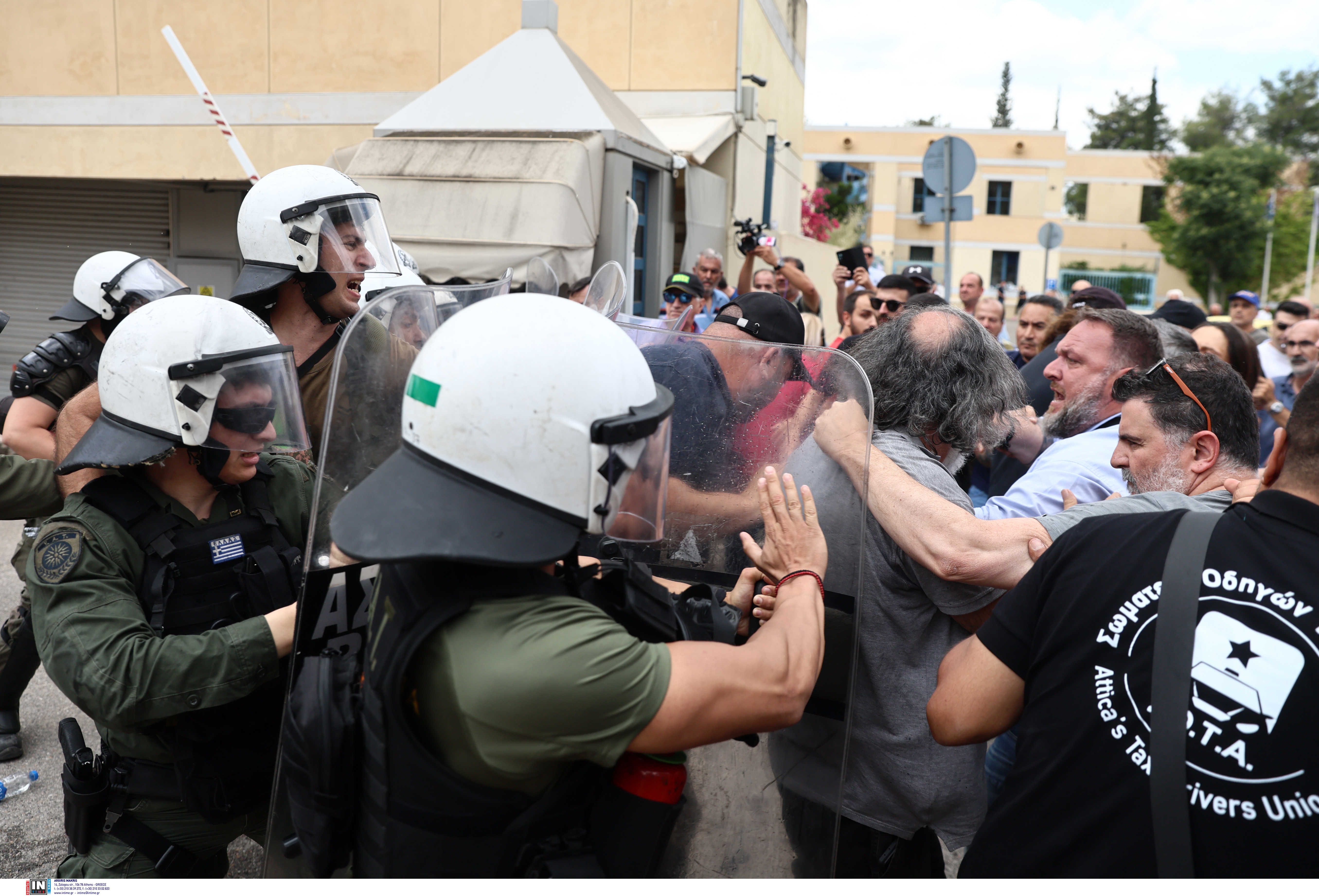 Απεργία ταξί: Ενταση έξω από το υπουργείο Μεταφορών-2