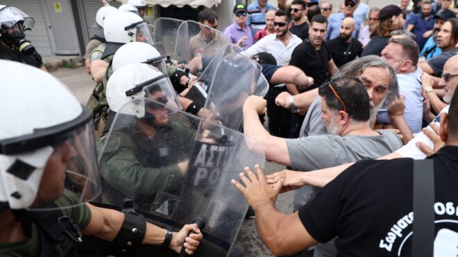 απεργία-ταξί-ενταση-έξω-από-το-υπουργε-563638393