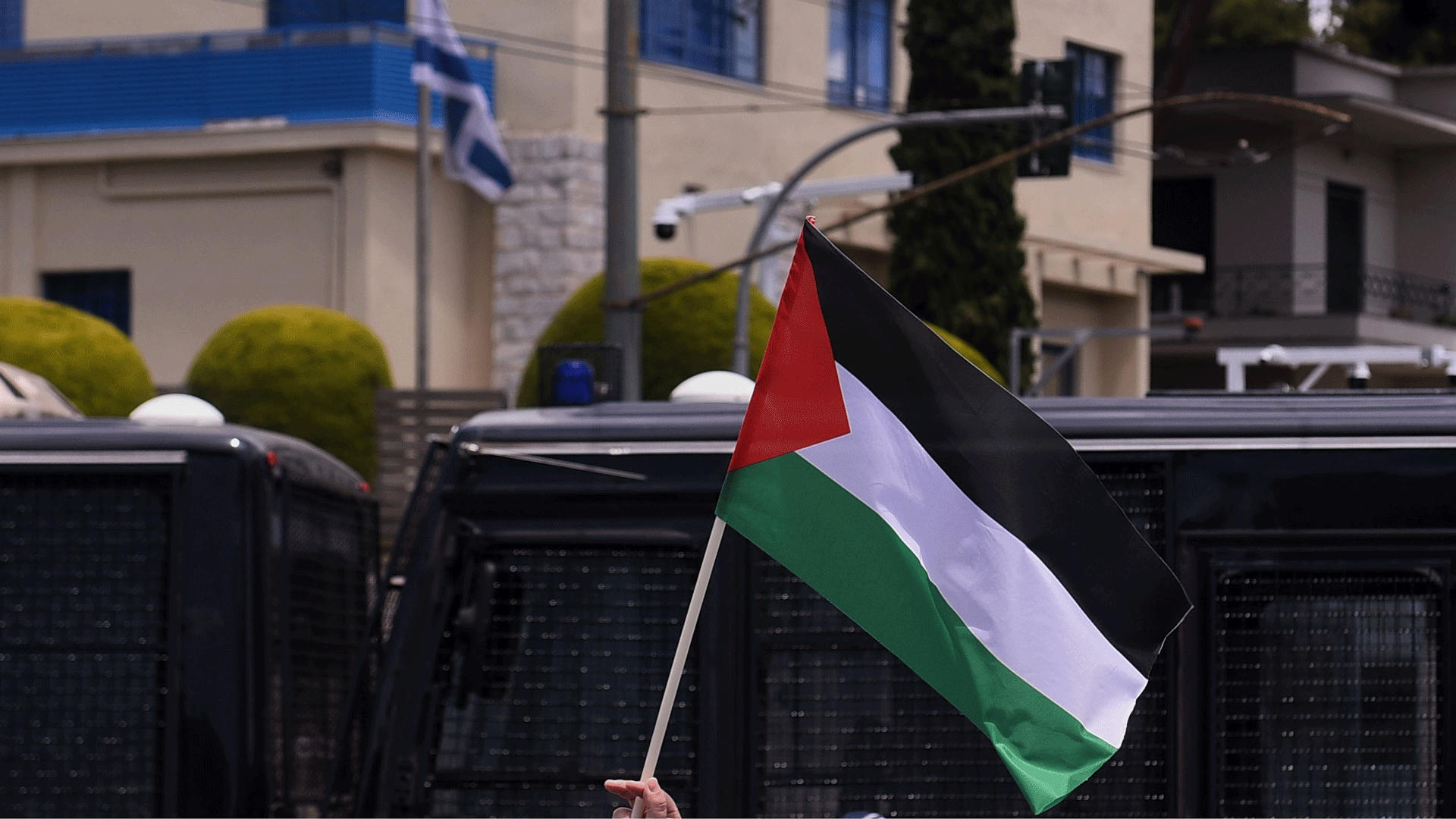 μέλη-του-ρουβίκωνα-πέταξαν-τρικάκια-έ-563643685