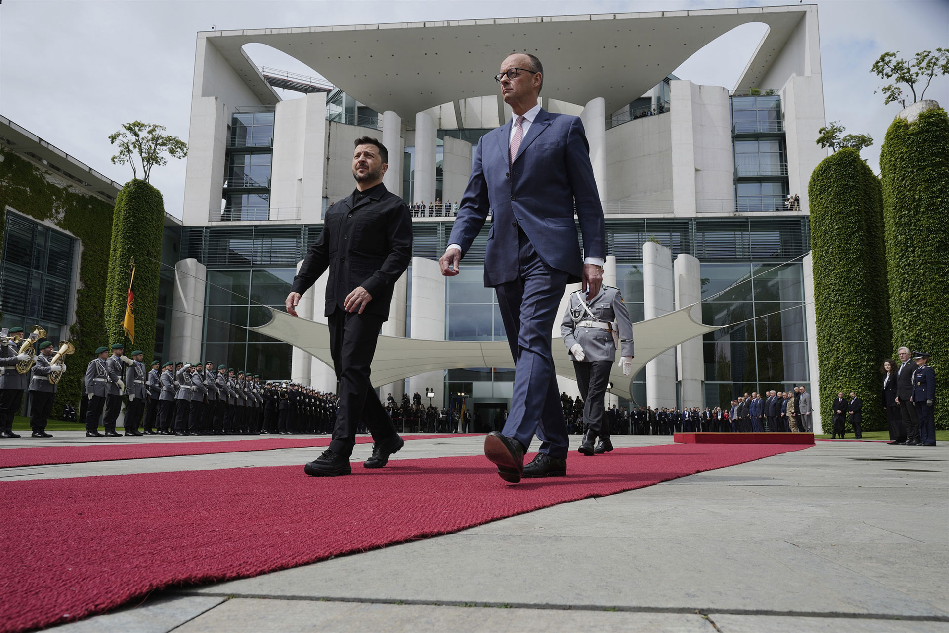 Πόλεμος στην Ουκρανία: Θερμή υποδοχή Μερτς σε Ζελένσκι-1