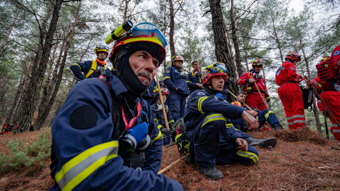 εθελοντές-πυροσβέστες-σε-θέση-μάχης-563609503