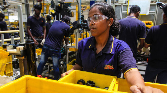 ινδοί-εργαζόμενοι-έτοιμοι-για-ελλάδα-563618332