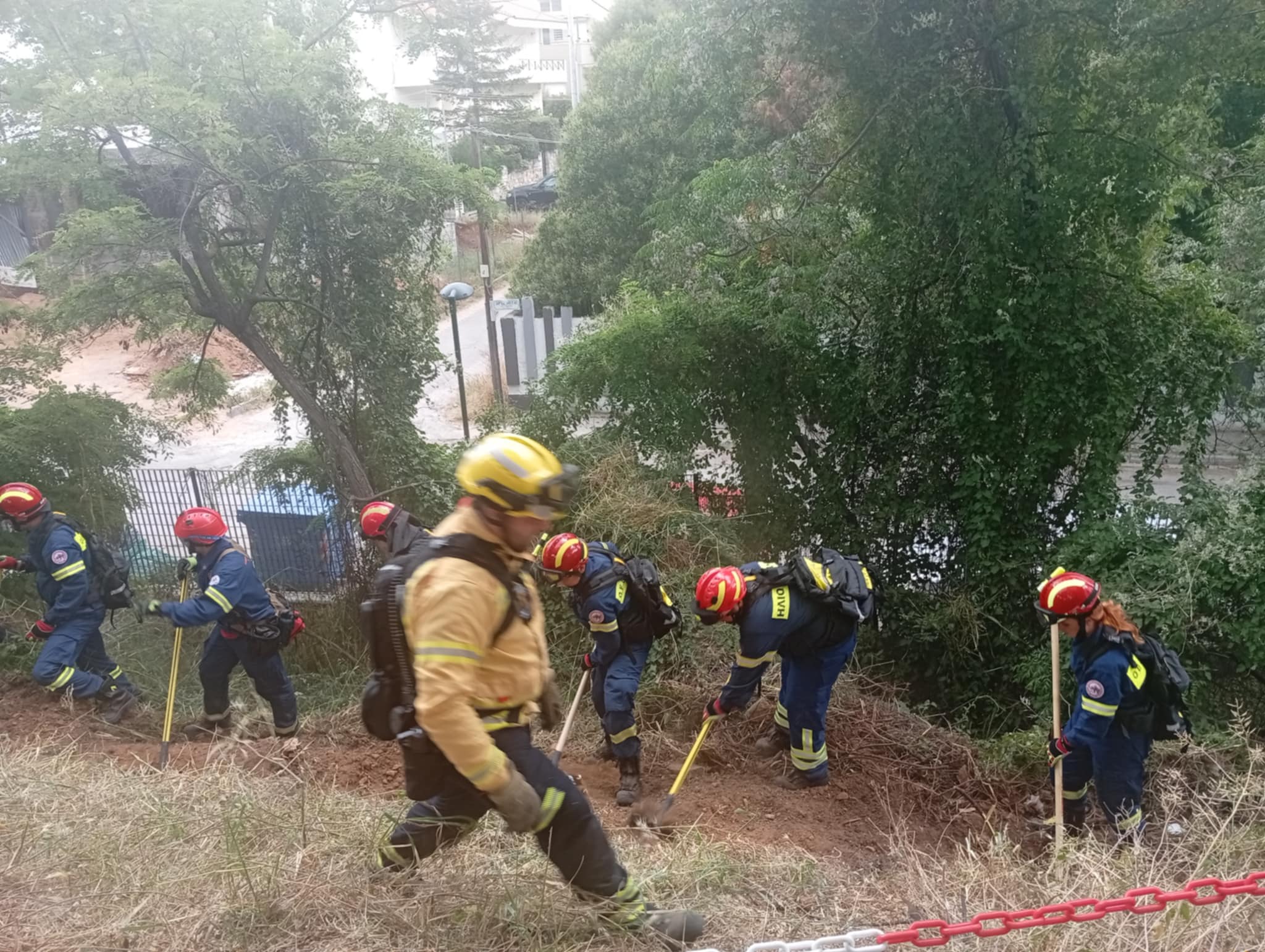 Εθελοντές πυροσβέστες σε θέση μάχης-7
