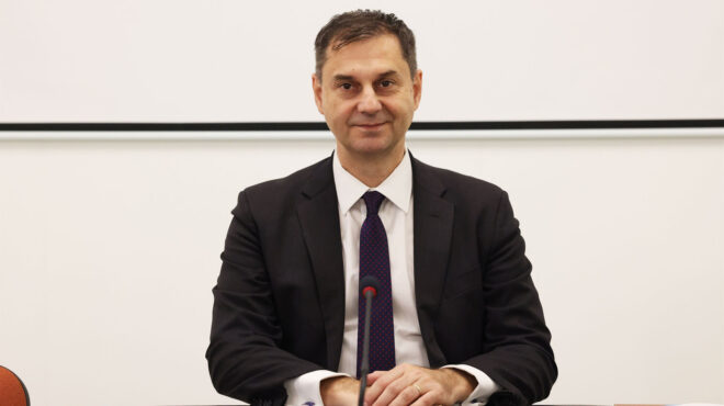 ο-χάρης-θεοχάρης-διεκδικεί-την-ηγεσία-563638078