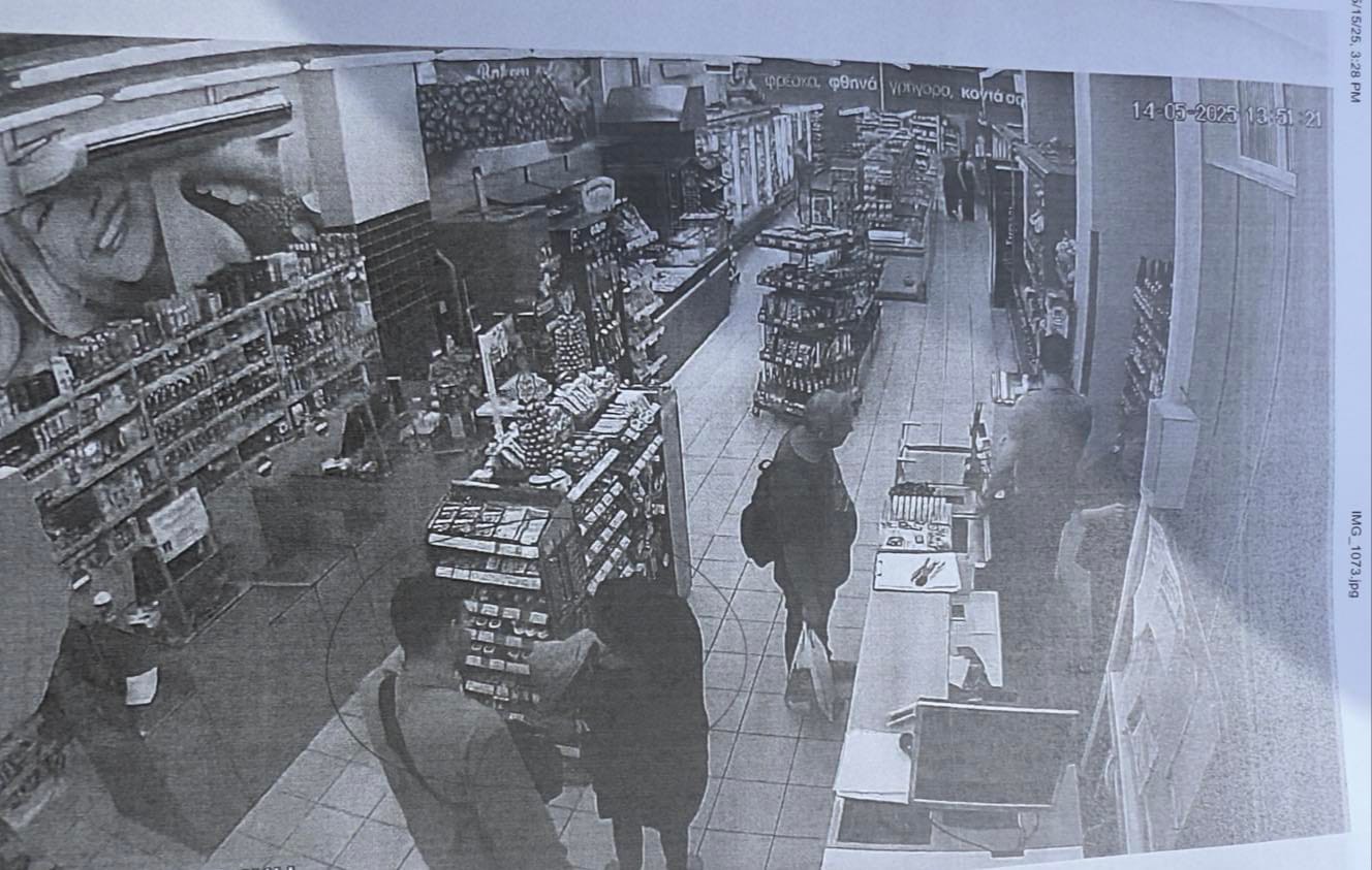 Αλιμος: Η στιγμή που ο άνδρας βγαίνει από το κατάστημα με το βρέφος-1