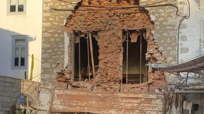 υδρα-κατέρρευσε-πρόσοψη-κτιρίου-σε-κε-563602351