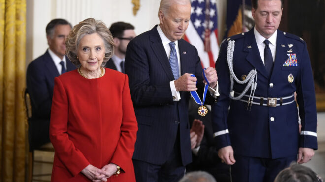 η-κλίντον-καρφώνει-τον-τραμπ-κανεί-563612041