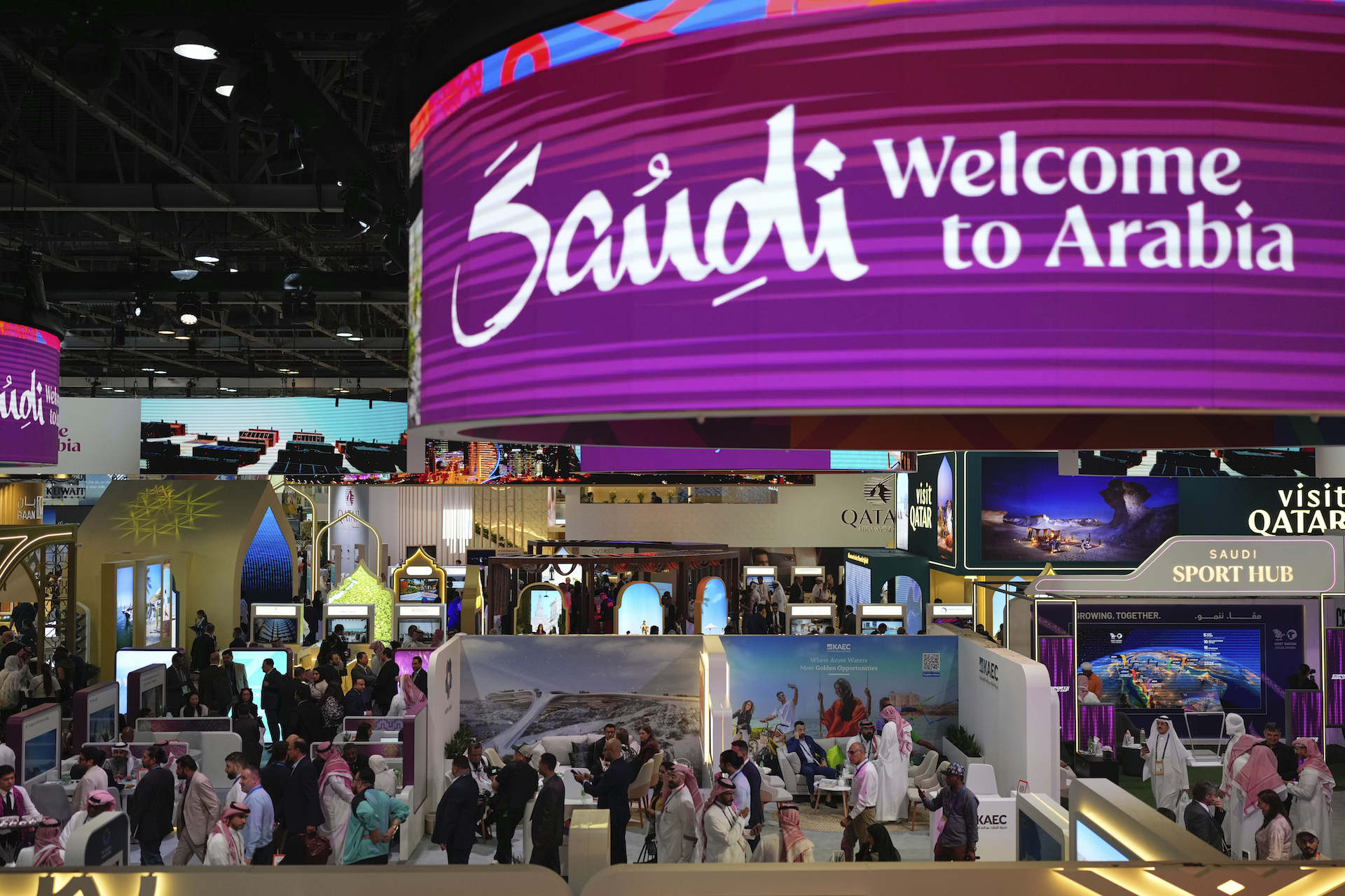 Πρώτη περιοδεία Τραμπ στη Μέση Ανατολή: Τα πετροδολάρια, τα αγκάθια και το Boeing-1