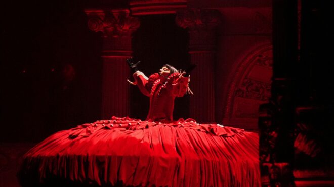 ολο-το-ρίο-στα-πόδια-της-lady-gaga-και-μια-παρ-563595358