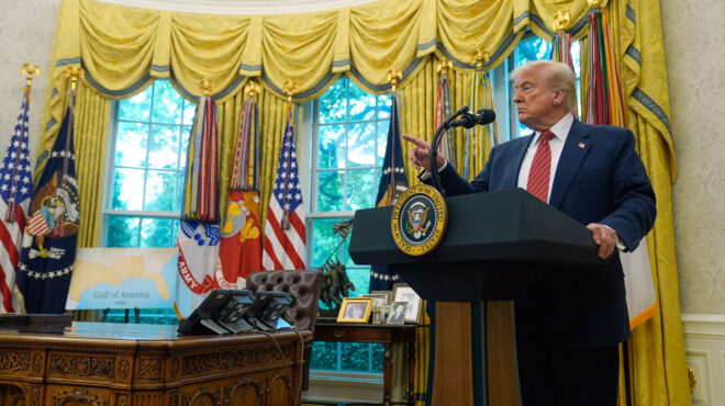 τι-κάνει-το-maga-με-έναν-κόσμο-στις-φλόγες-563601424