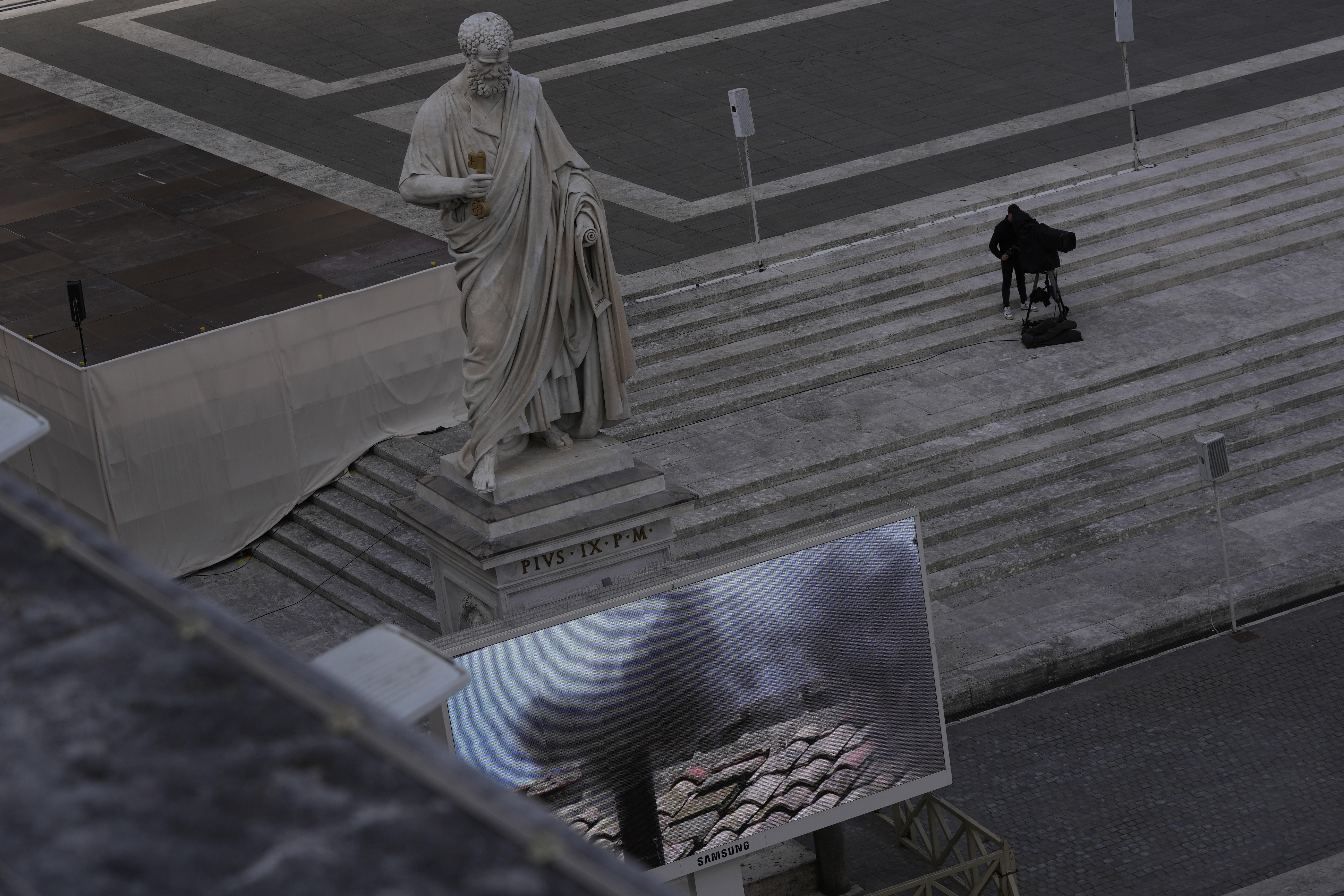 Μαύρος καπνός ξανά για τον νέο Πάπα – To απόγευμα νέα ψηφοφορία-1