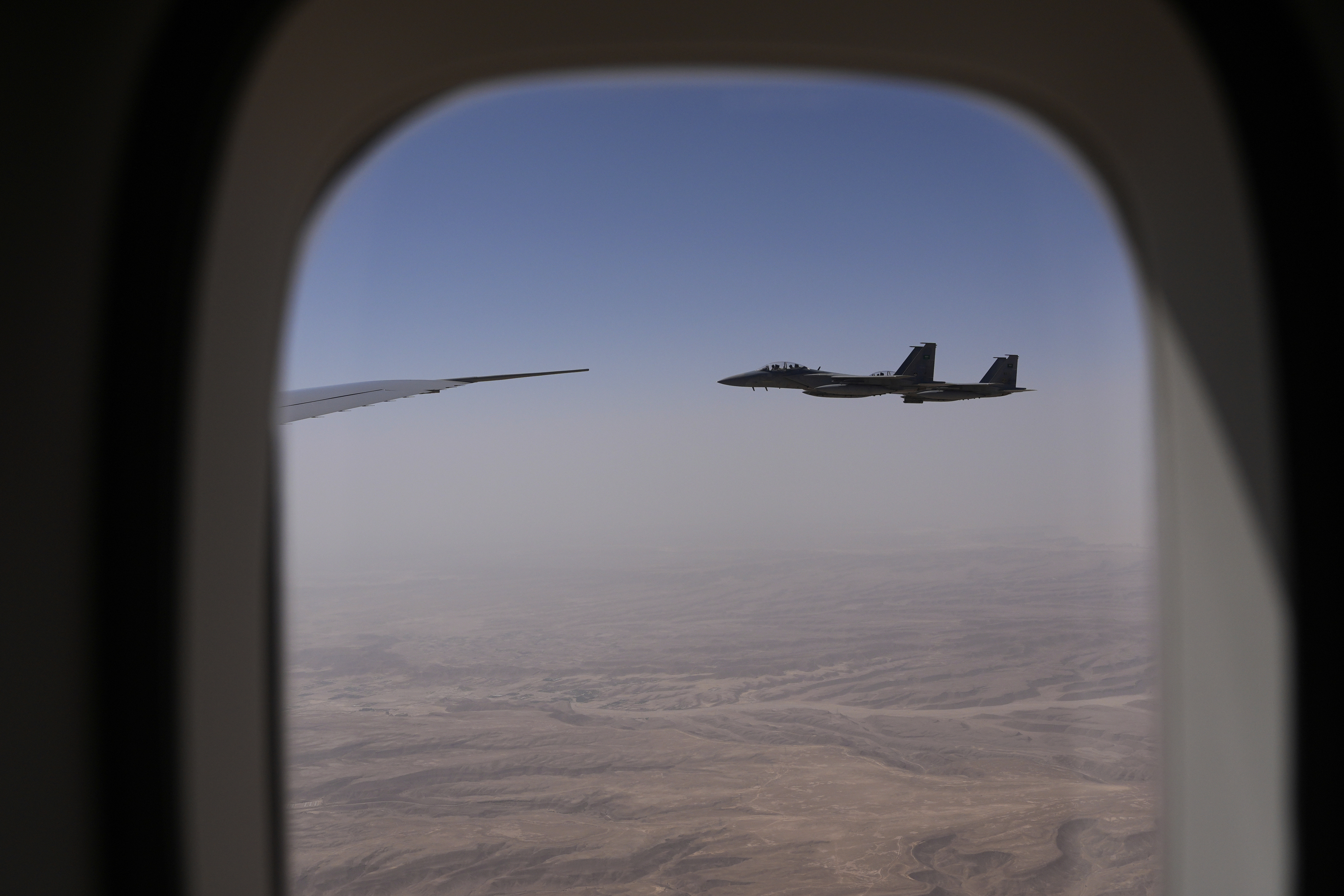 Με μαχητικά και μοβ χαλί η υποδοχή Τραμπ στο Ριάντ – Και ο Μασκ στην περιοδεία-3