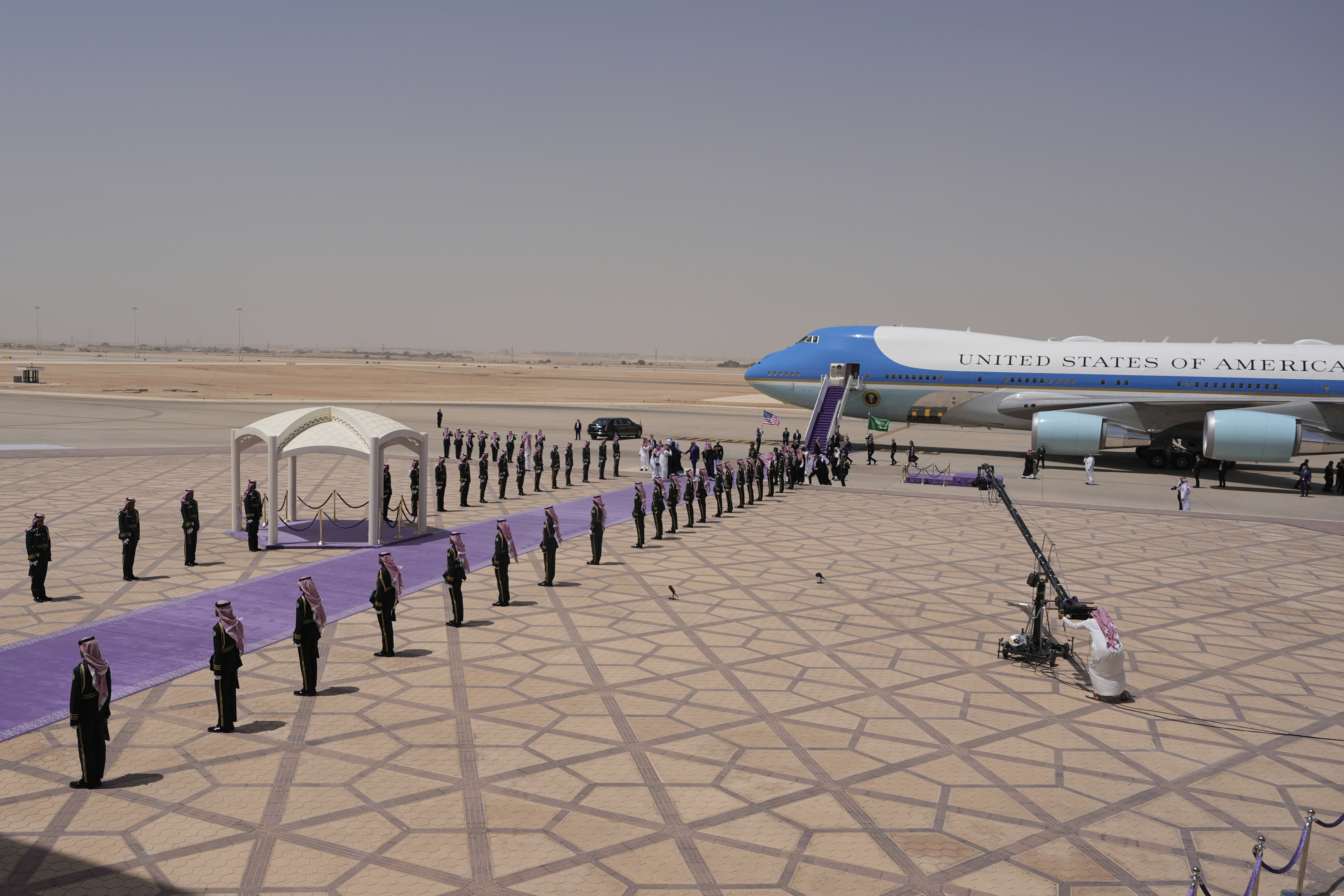 Με μαχητικά και μοβ χαλί η υποδοχή Τραμπ στο Ριάντ – Και ο Μασκ στην περιοδεία-1